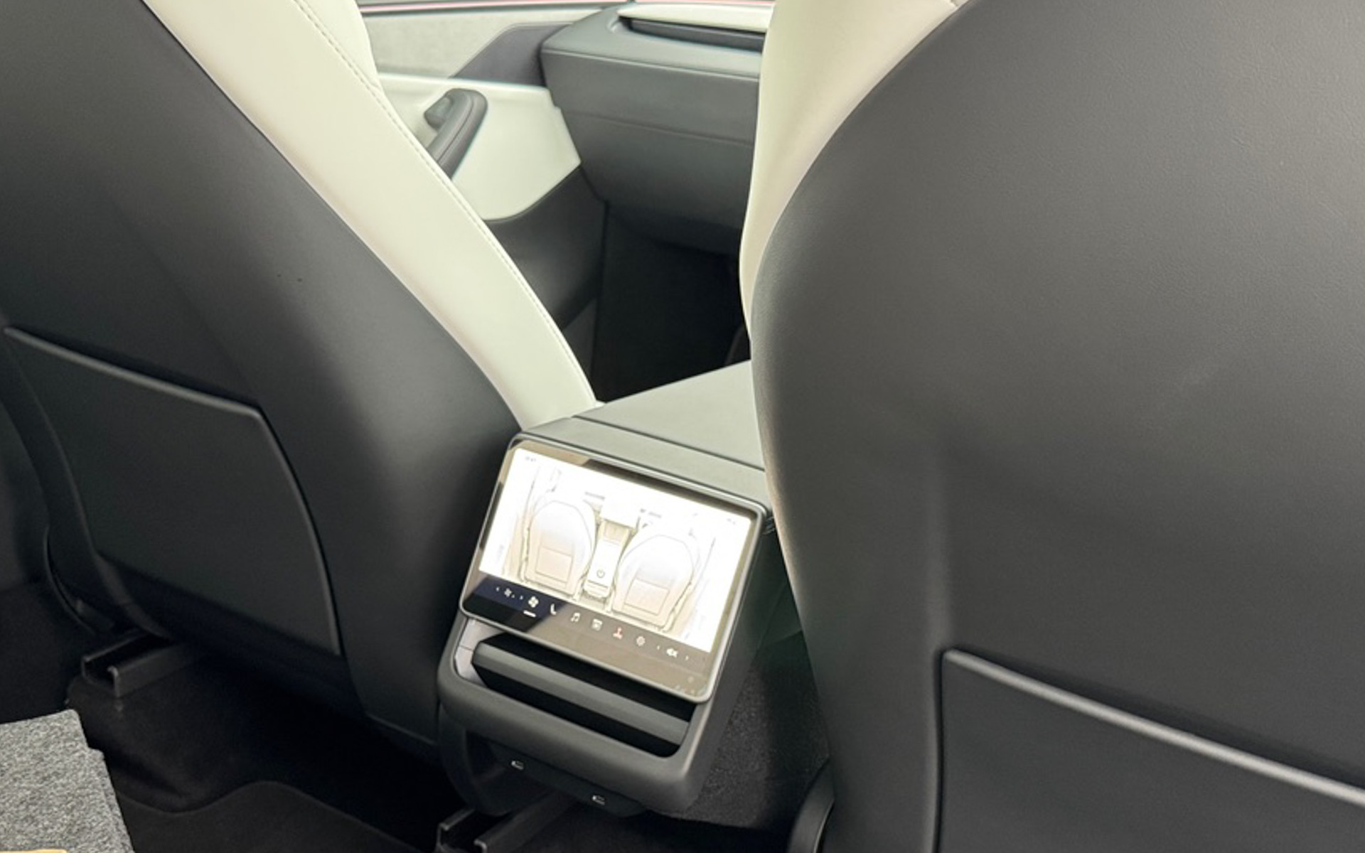 後席用に搭載された8インチのタッチスクリーンがこちら。アイコンがとても小さいので、爪が長い私にはちょっとタッチしにくかったです