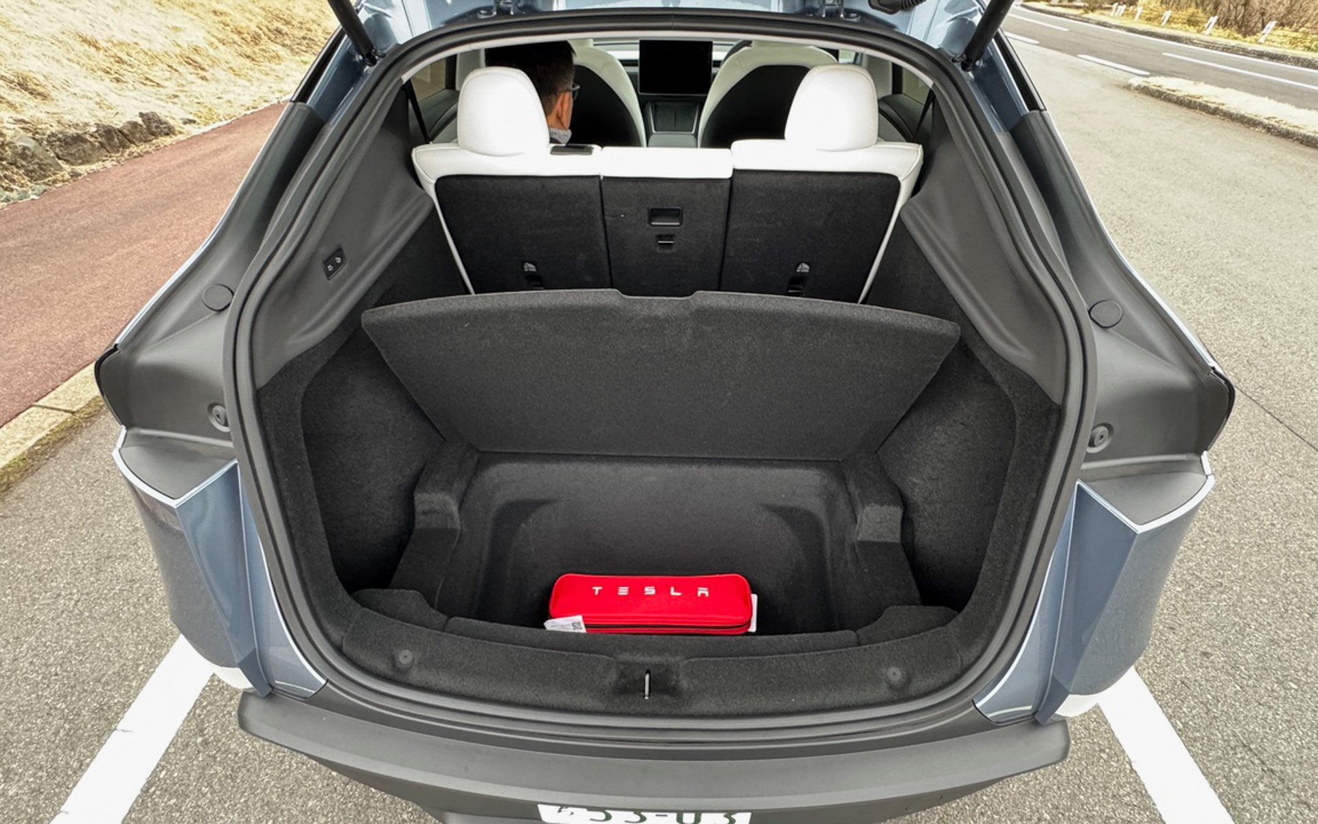 そのままの状態でも大容量のラゲッジスペースは、フロアボードをこのように立てて固定することもでき、アンダートランクにも荷物が入るようになっています