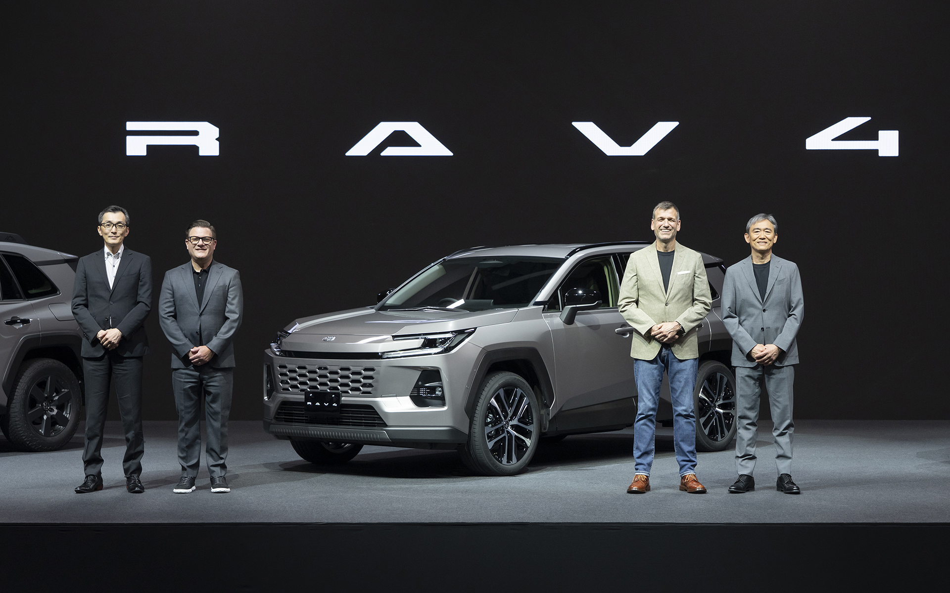 発表会出席者。左からMid-size Vehicle Company ZV チーフエンジニア 太長根嘉紀氏、ウーブン・バイ・トヨタ株式会社 取締役 Chief Technology Officer ジョン・アブスマイヤー氏、取締役・執行役員 Chief Branding Officer デザイン領域統括部長 サイモン・ハンフリーズ氏、ウーブン・バイ・トヨタ株式会社 代表取締役 Chief Executive Officer 隈部肇氏