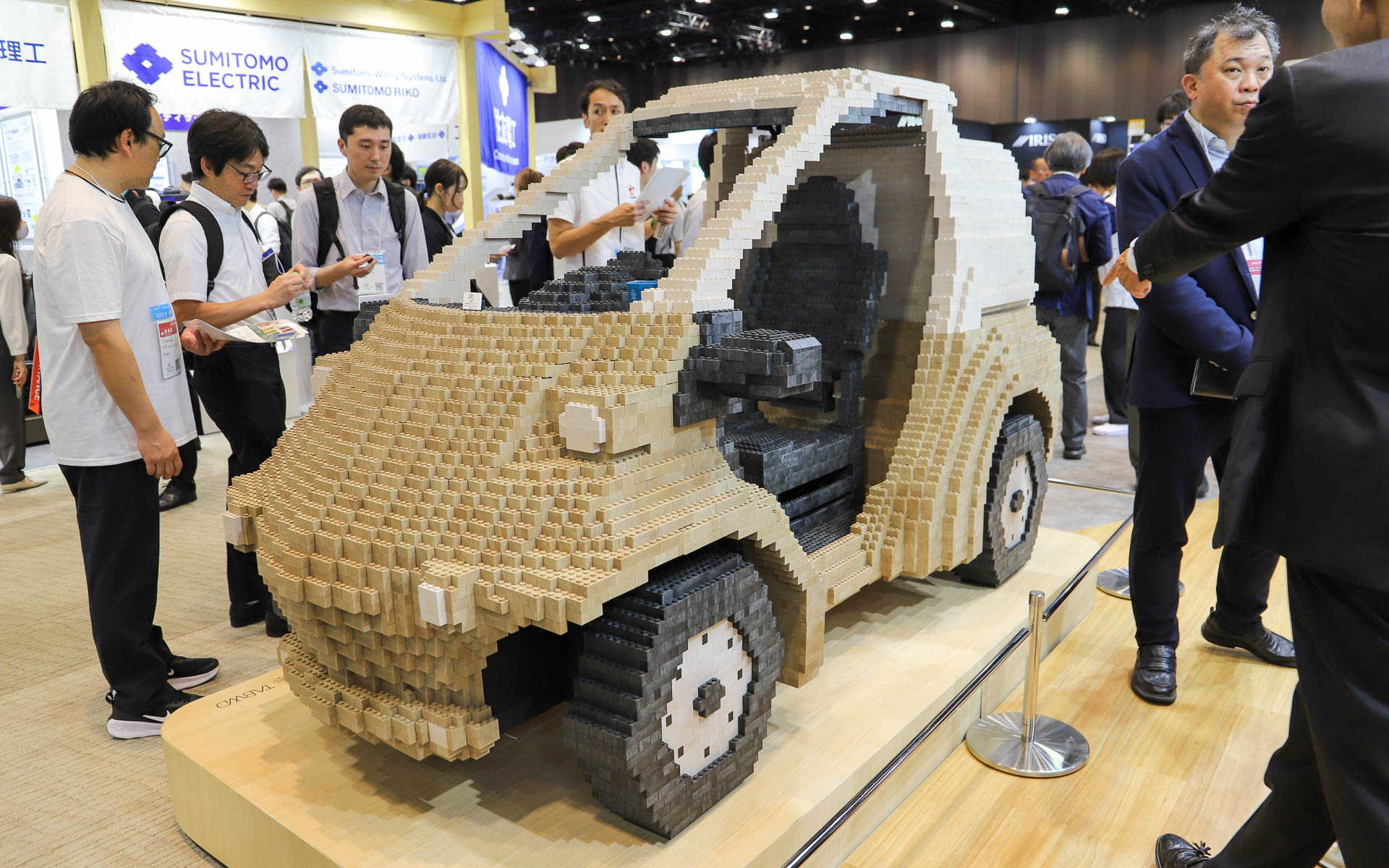 TABWDブロックで作られた実物大COMSの模型を展示