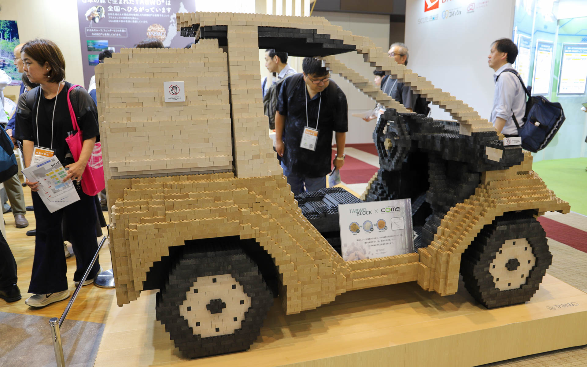 TABWDブロックで作られた実物大COMSの模型を展示