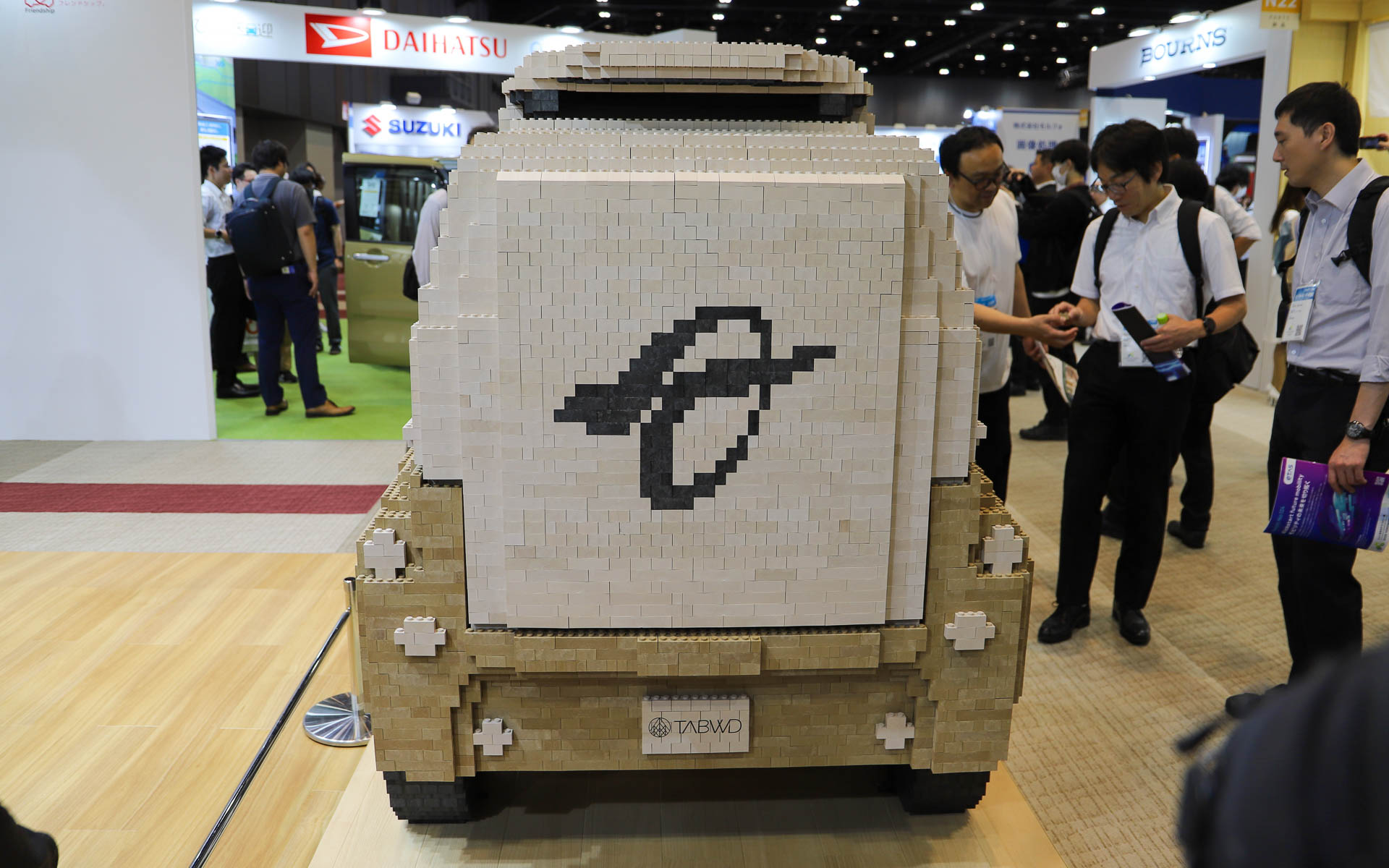 TABWDブロックで作られた実物大COMSの模型を展示