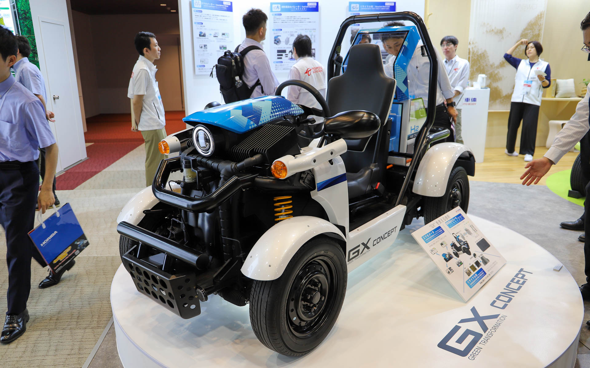 リサイクル材や燃料電池セパレータ、スマホメーターを採用する「GX CONCEPT」