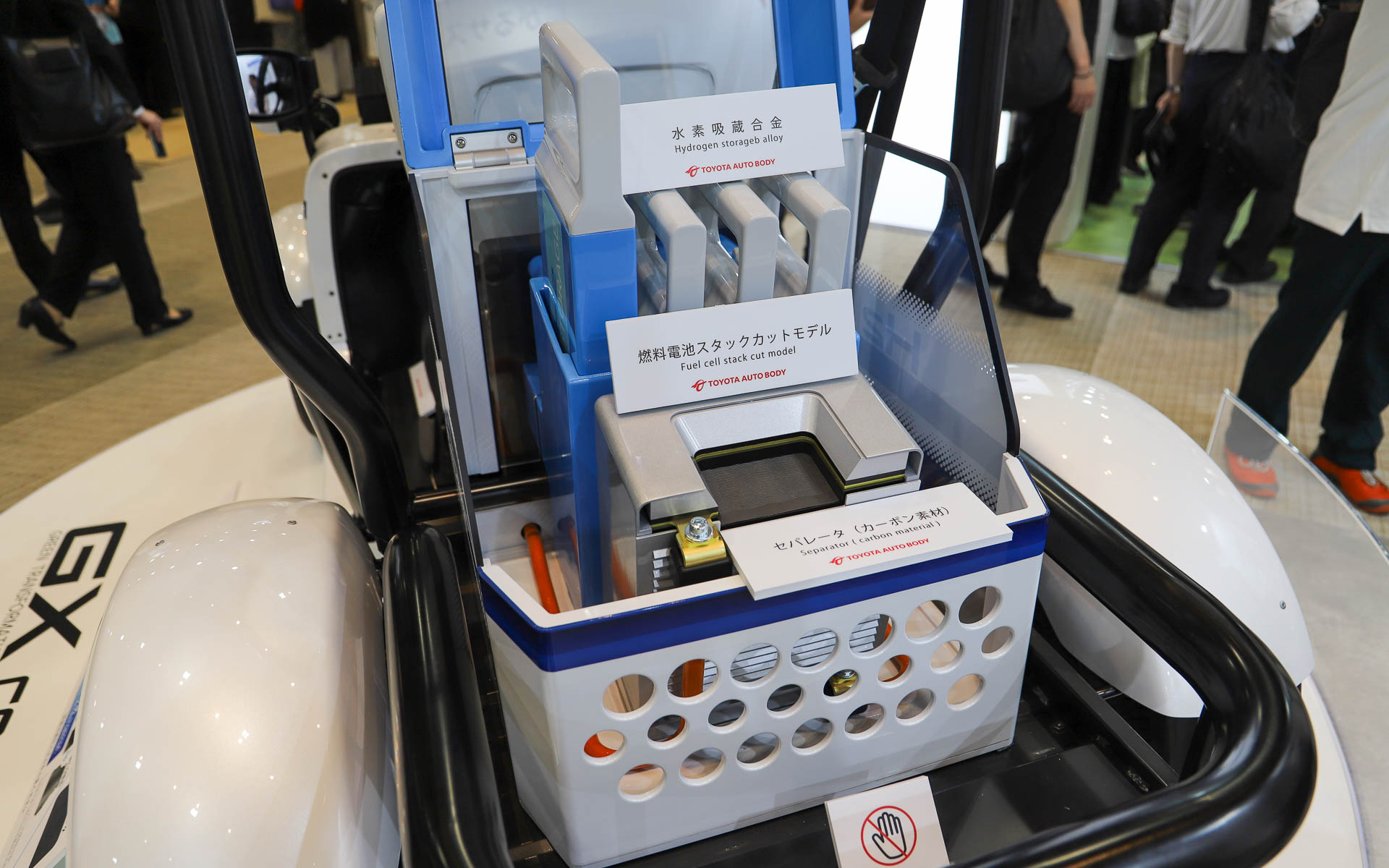 リサイクル材や燃料電池セパレータ、スマホメーターを採用する「GX CONCEPT」