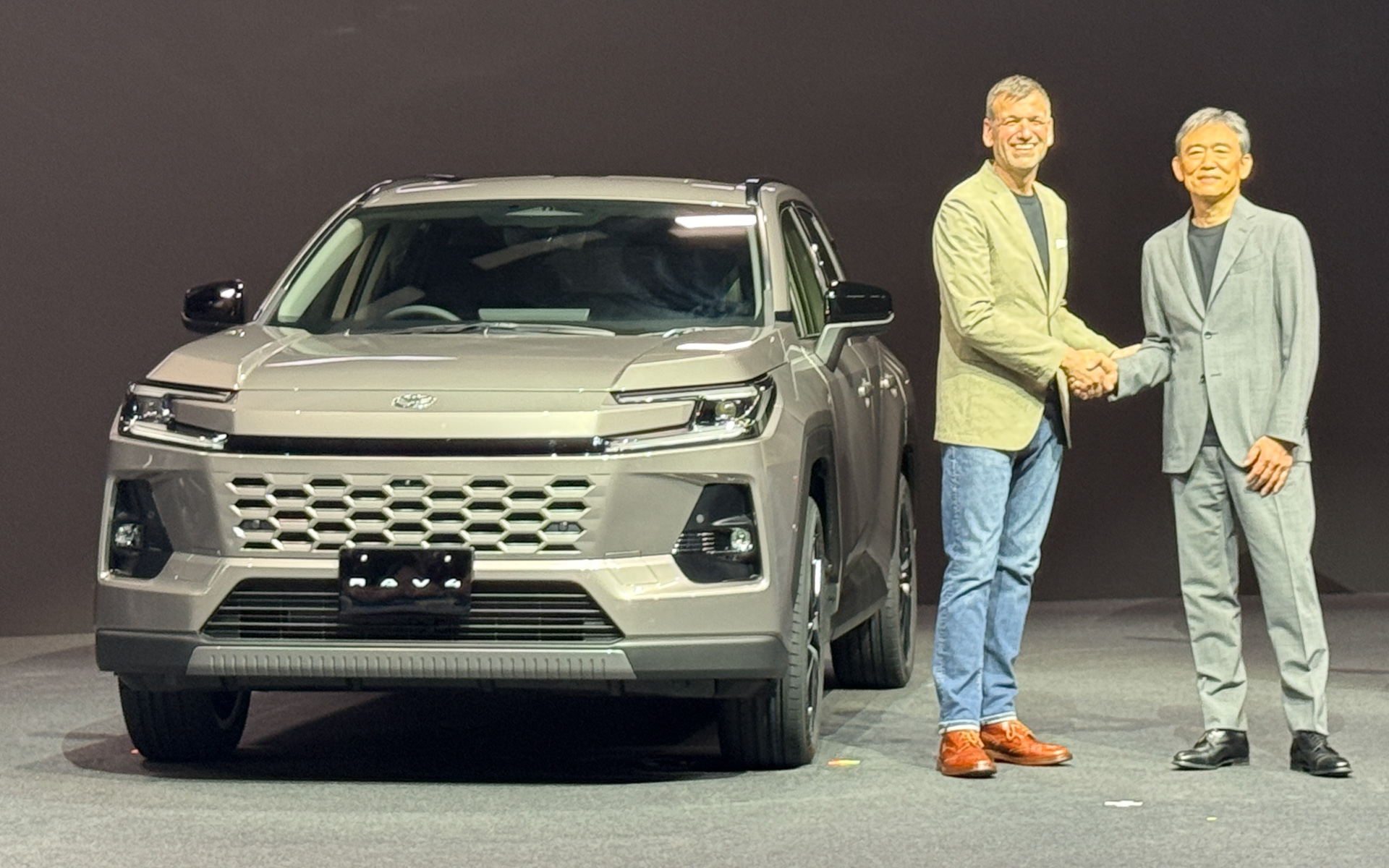 新型「RAV4」のワールドプレミア。写真左からトヨタ自動車株式会社 取締役・執行役員 Chief Branding Officer デザイン領域統括部長のSimon Humphries（サイモン・ハンフリーズ）氏（左）とウーブン・バイ・トヨタ株式会社 代表取締役 Chief Executive Officerの隈部肇氏（右）