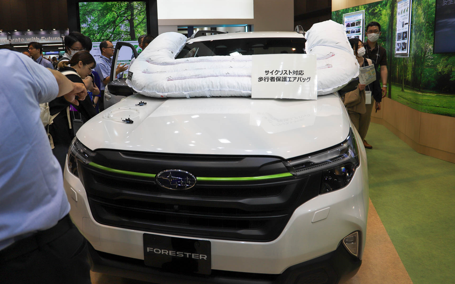 新型フォレスターに世界初搭載されたサイクリスト対応歩行者保護エアバッグを展開したまま展示