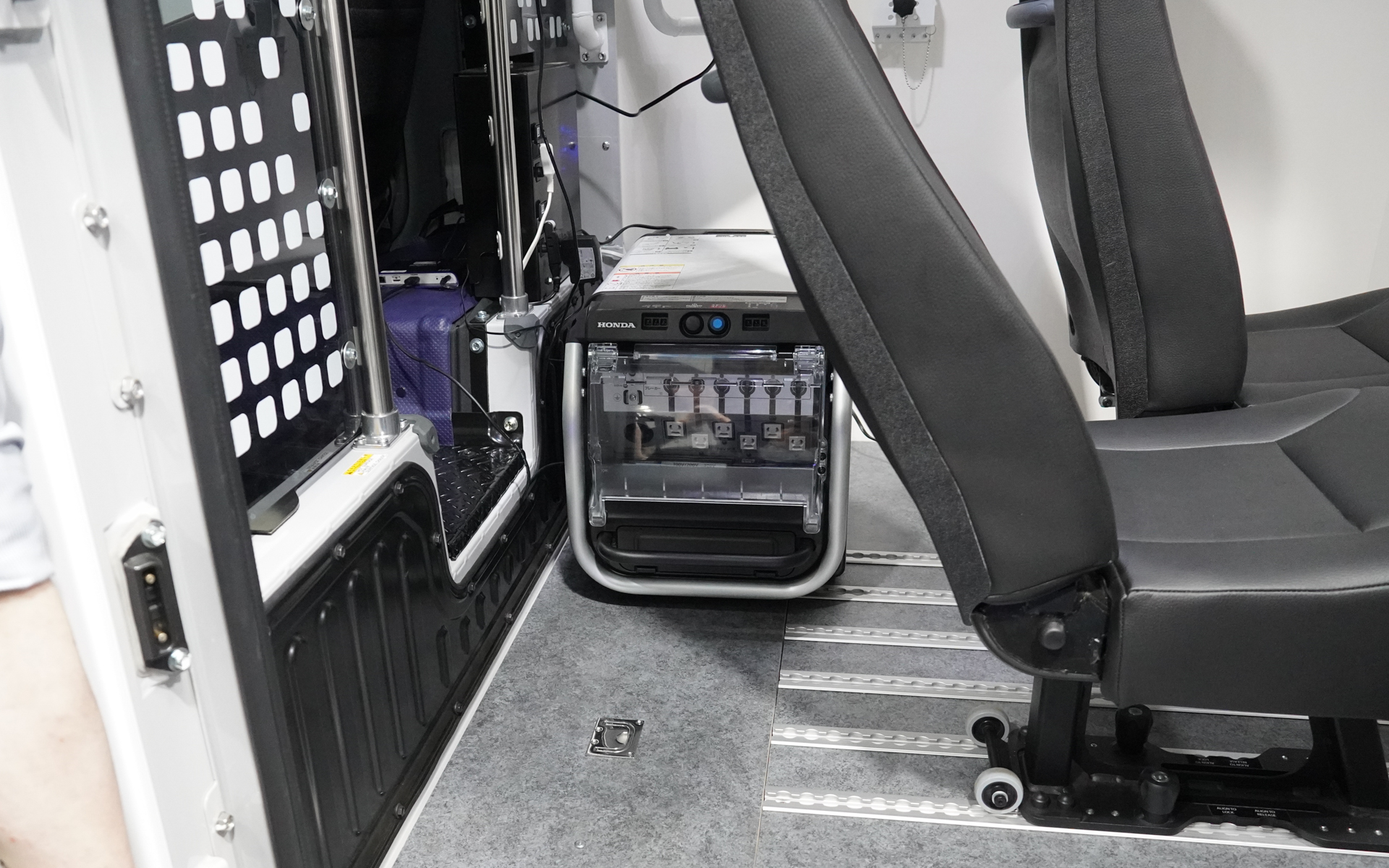 走行用バッテリから100Vのコンセントの電源を供給するV2x装置を置く