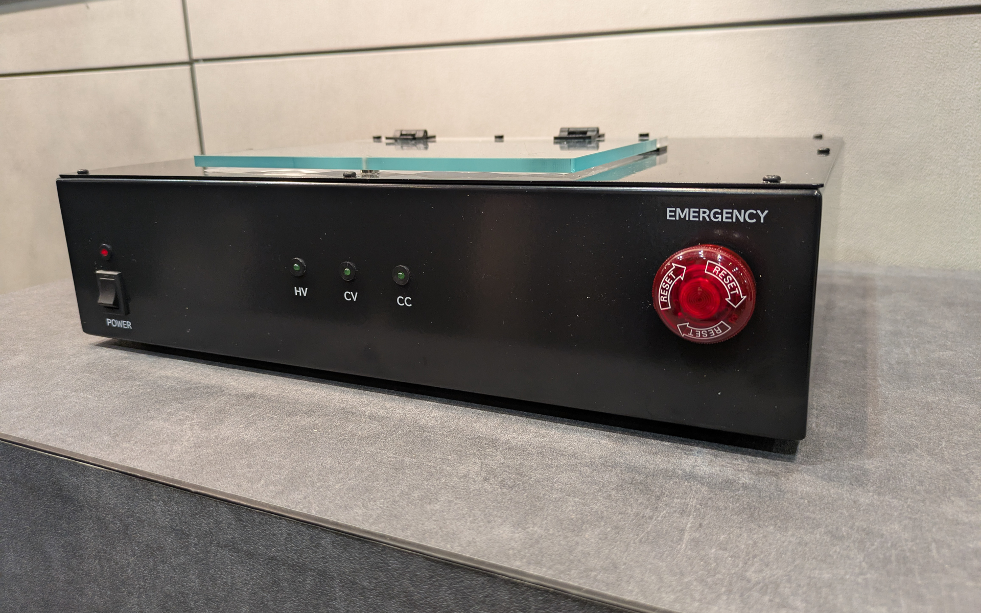 電気を使用する製品なので、緊急事態時にシャットダウンするエマージェンシーボタンも備える