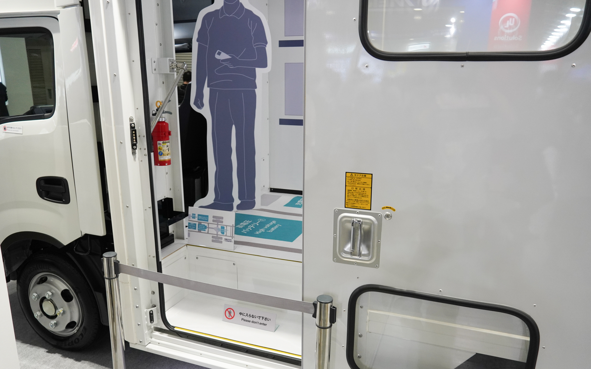 側面のドアから階段になって荷室にアクセスできる