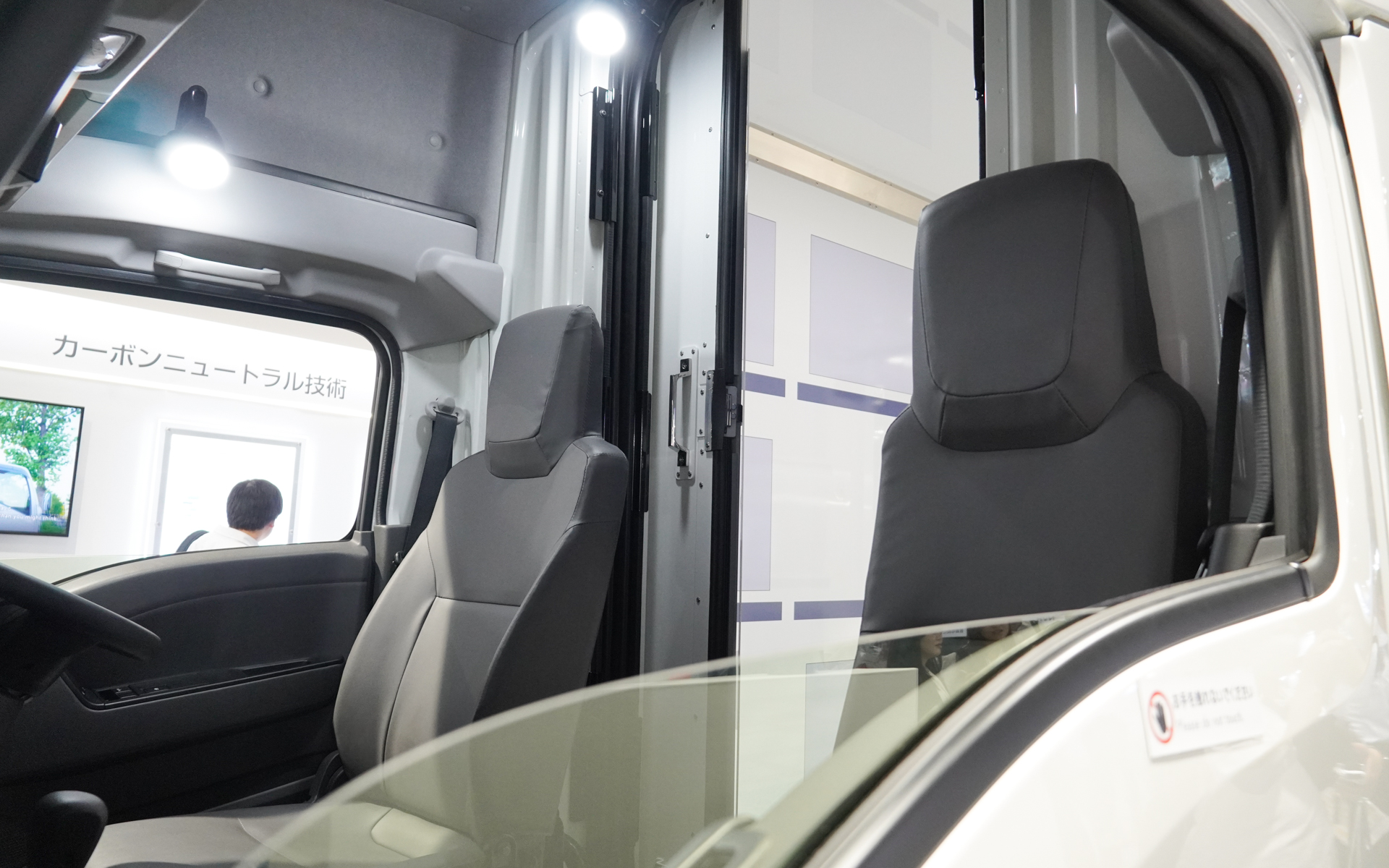 運転席からウォークスルーになっている