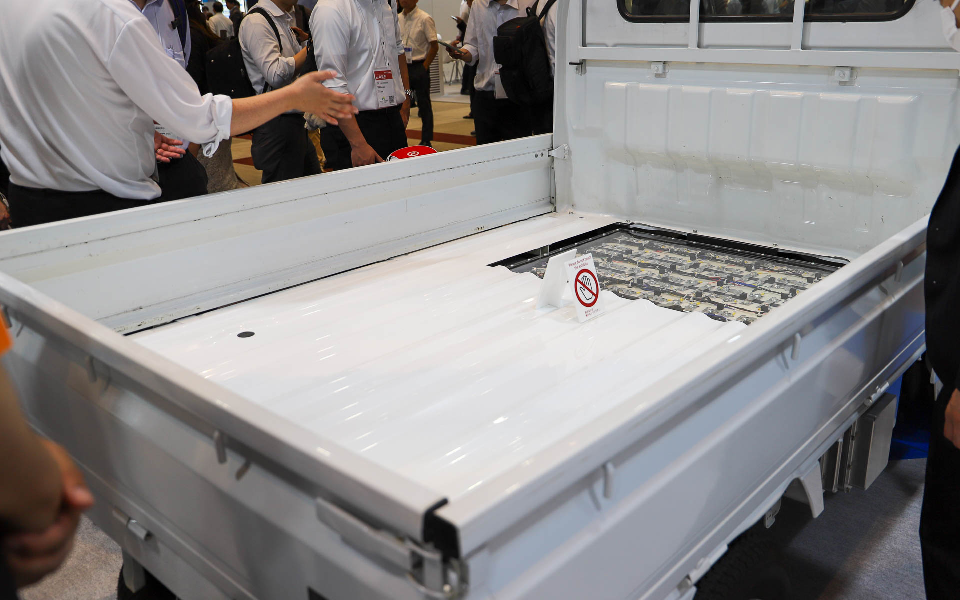 リアは展示用にバッテリ搭載部分が見えるようになっている