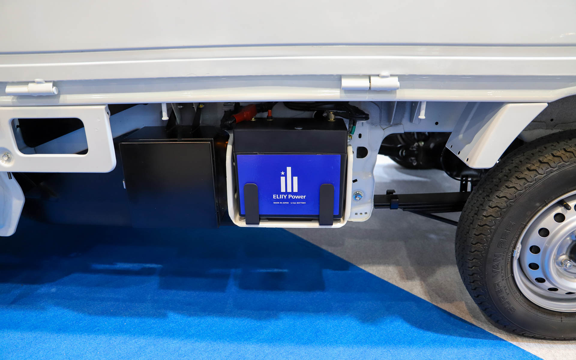 車両始動用バッテリの隣に充電ポートを備える