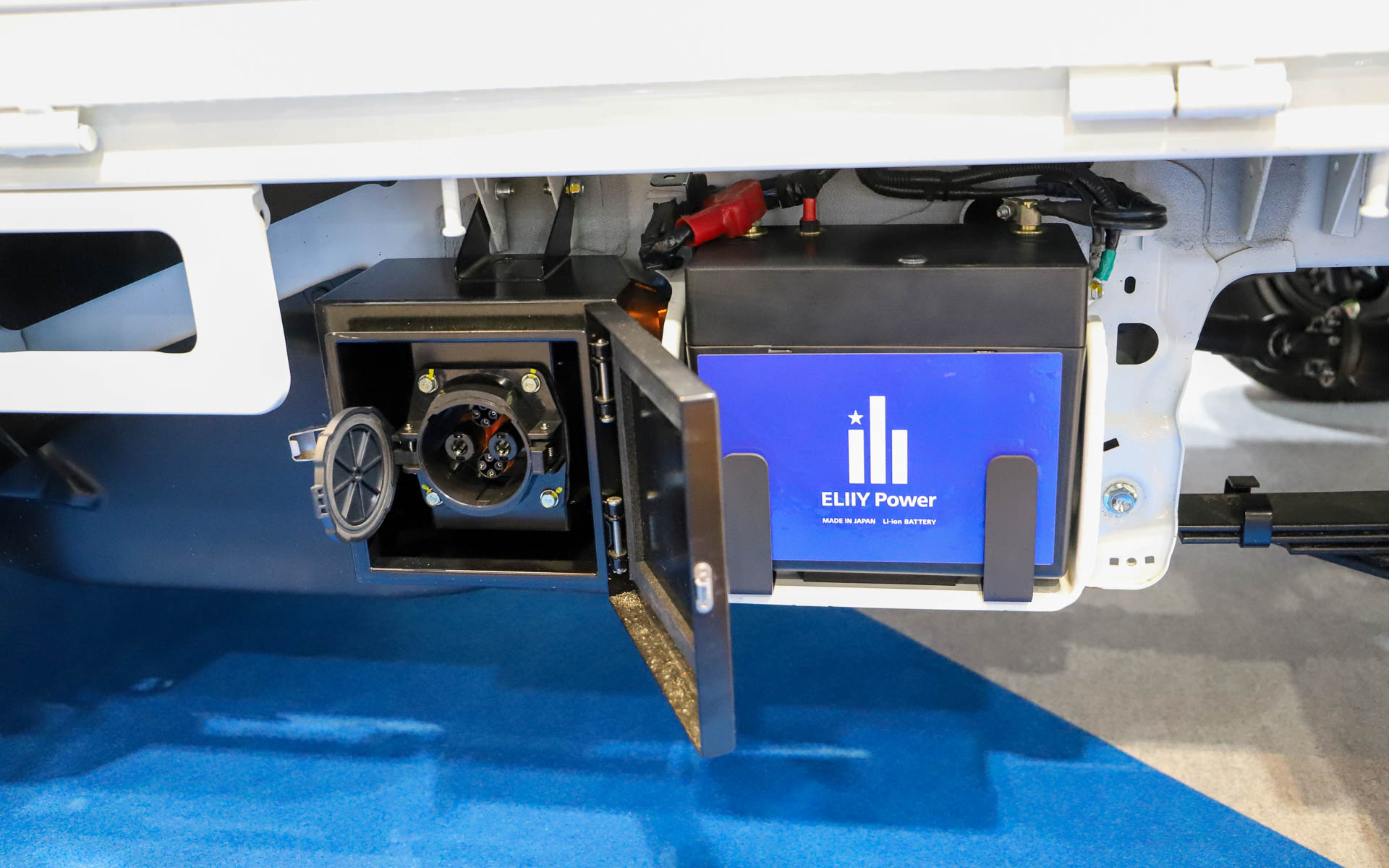 車両始動用バッテリの隣に充電ポートを備える