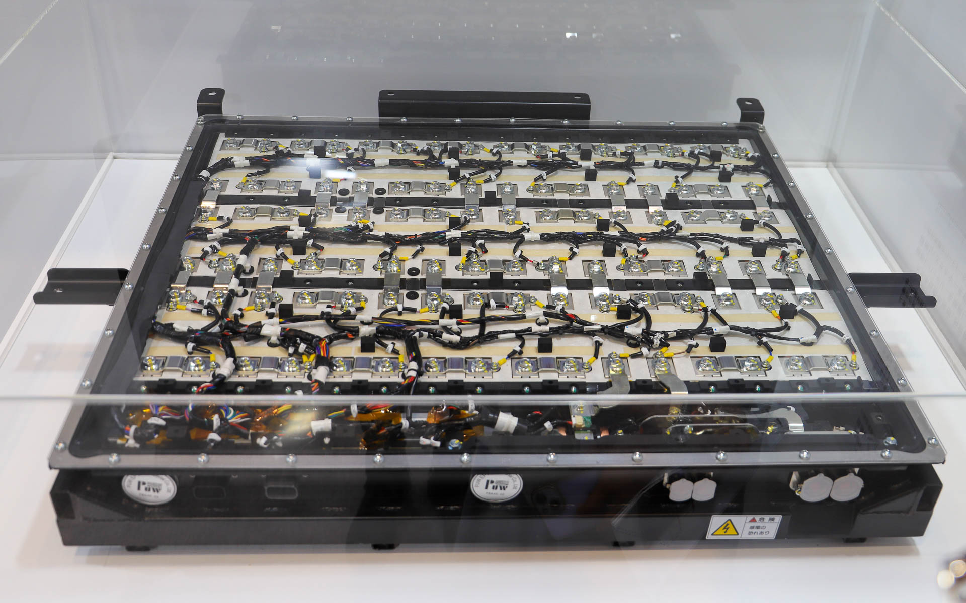 EVキャリイに搭載されているサイズと同じバッテリも展示。薄くて小さい