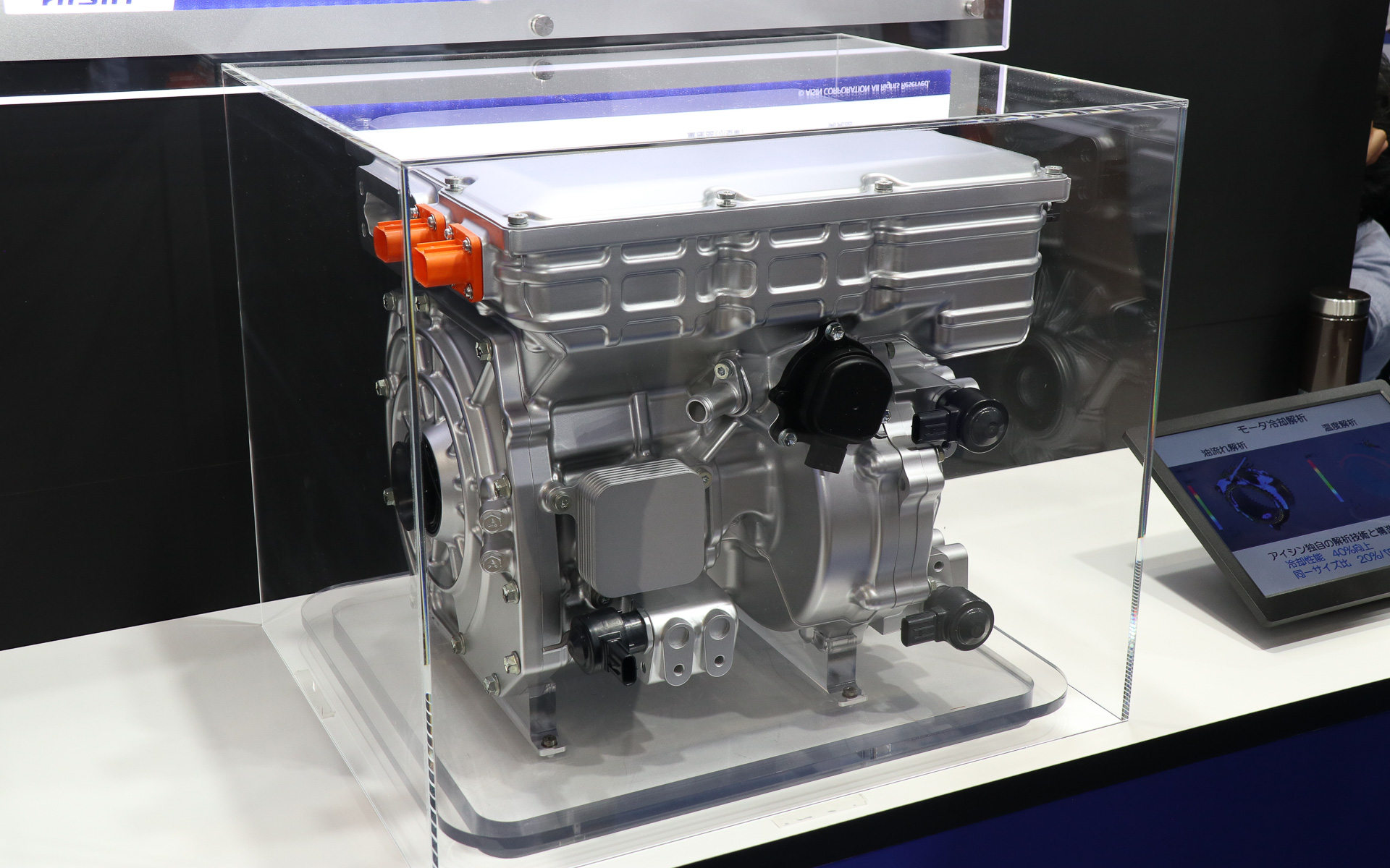 駆動モーター、電力変換モジュール、熱マネジメントデバイス、変速ギヤを一体化して、デッドスペースを含む占有スペースを60％減少させる