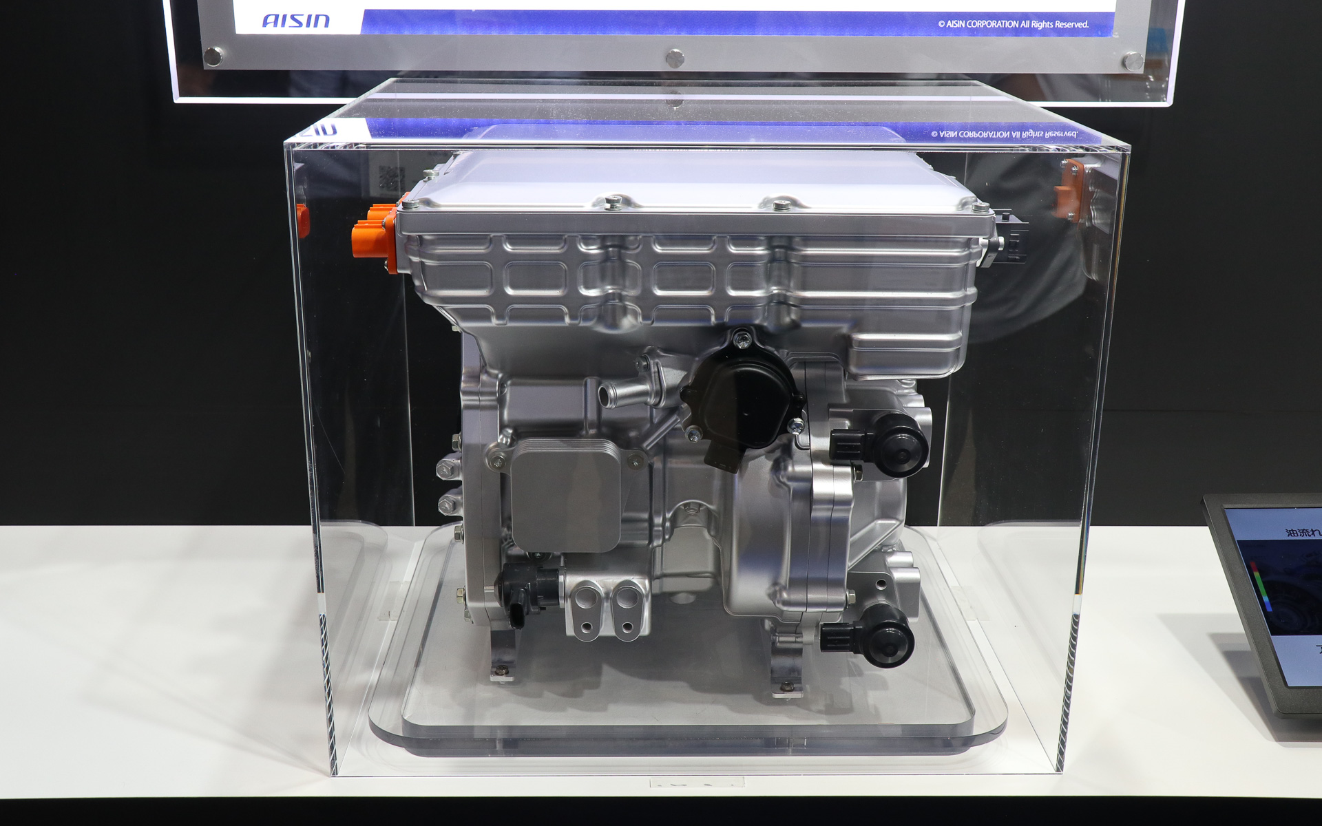 駆動モーター、電力変換モジュール、熱マネジメントデバイス、変速ギヤを一体化して、デッドスペースを含む占有スペースを60％減少させる