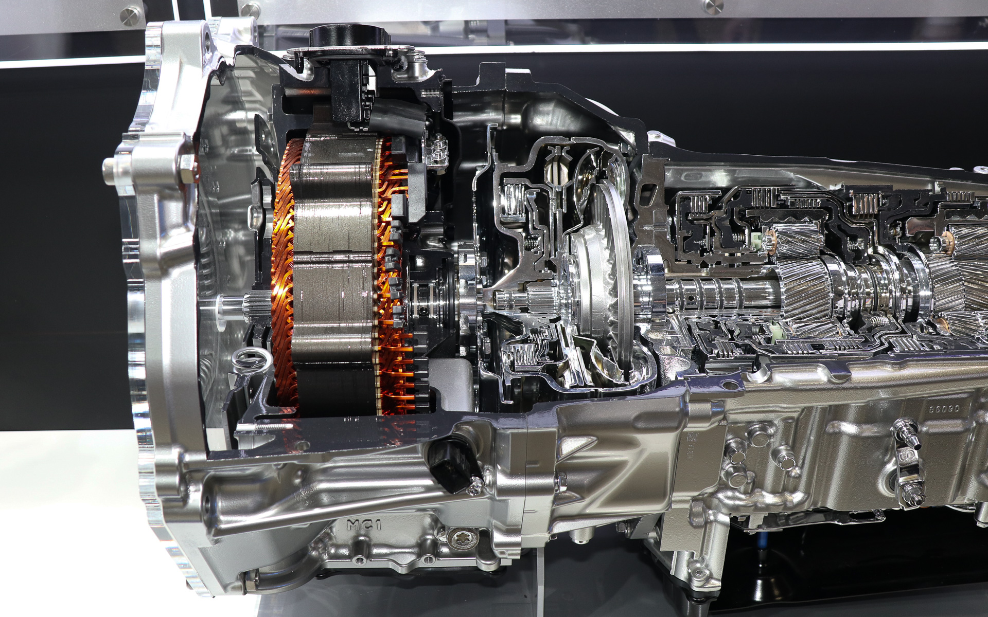 「Direct Shift-8AT」に駆動用モーターを組み合わせてハイブリッド化している