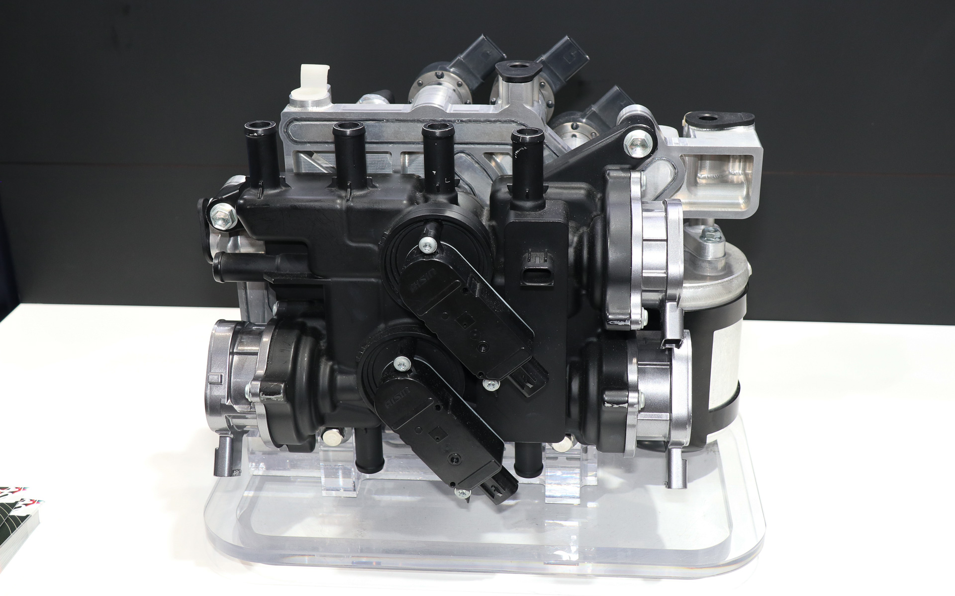 電動ウォーターポンプ、水モジュール、冷媒マニホールドをモジュール化して小型化した「BEV用 水・冷媒モジュール」