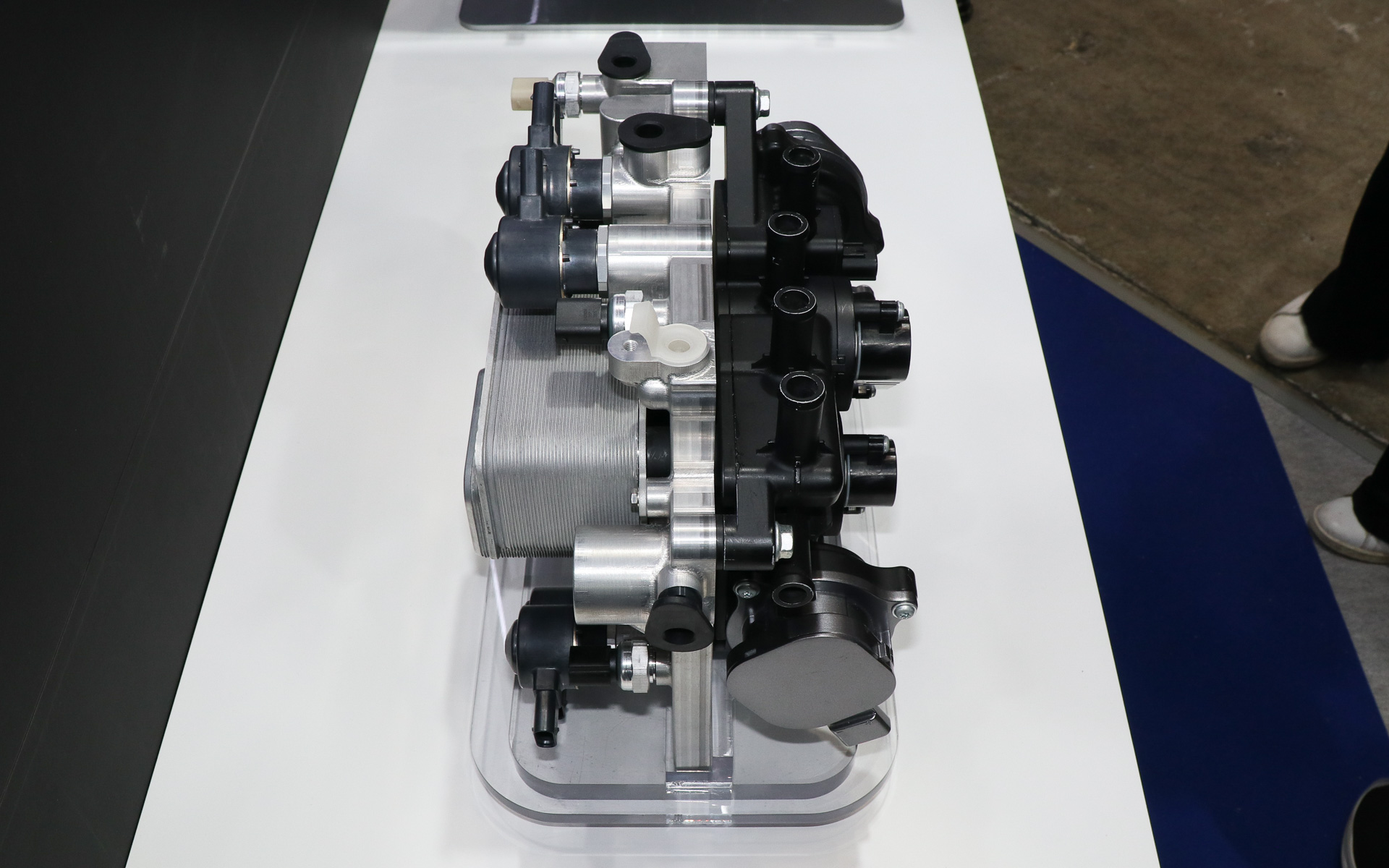 電動ウォーターポンプ、水モジュール、冷媒マニホールドをモジュール化して小型化した「BEV用 水・冷媒モジュール」