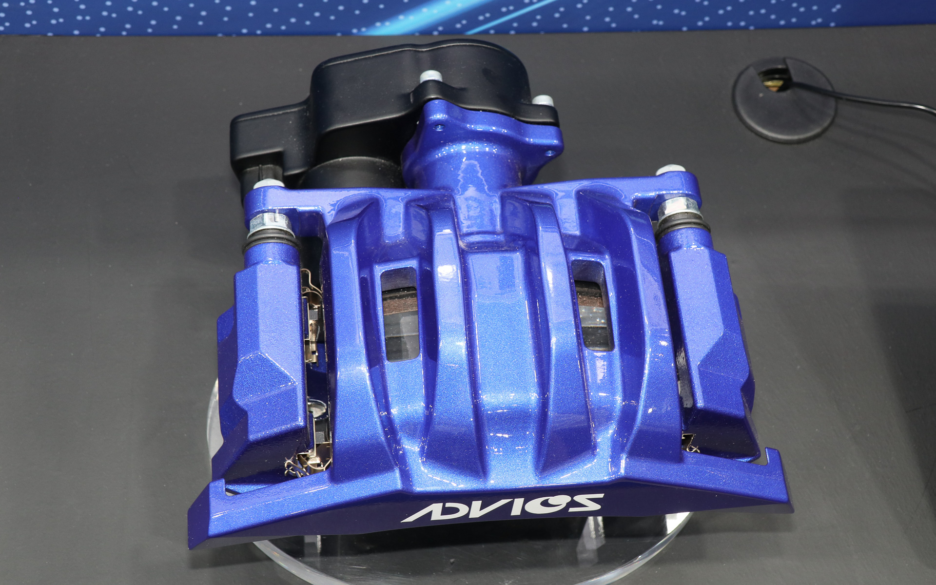 2030年代の製品化を目指す後輪向け電動ディスクブレーキが展示されていた