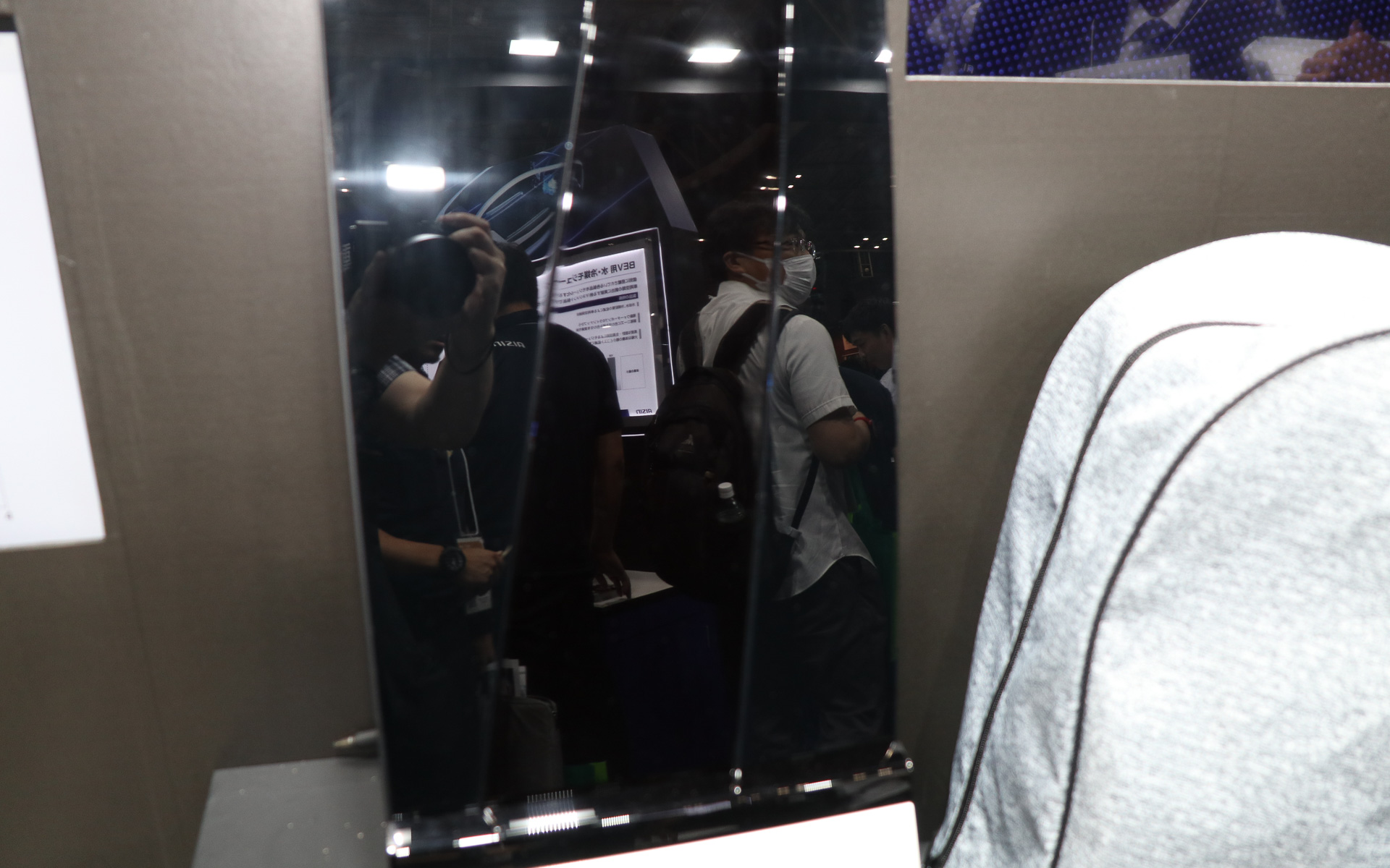 ブラックアウトされたピラーガーニッシュの内側にカメラを設置。周囲にいる人の骨格を検知して、動き方のパターンから意図を推定。また、形状やサイズ、ロゴマークなどから荷物がどんなものか見分けて適切な動作につなげる