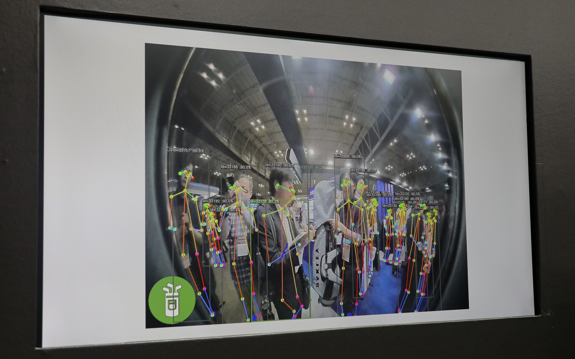 ブラックアウトされたピラーガーニッシュの内側にカメラを設置。周囲にいる人の骨格を検知して、動き方のパターンから意図を推定。また、形状やサイズ、ロゴマークなどから荷物がどんなものか見分けて適切な動作につなげる