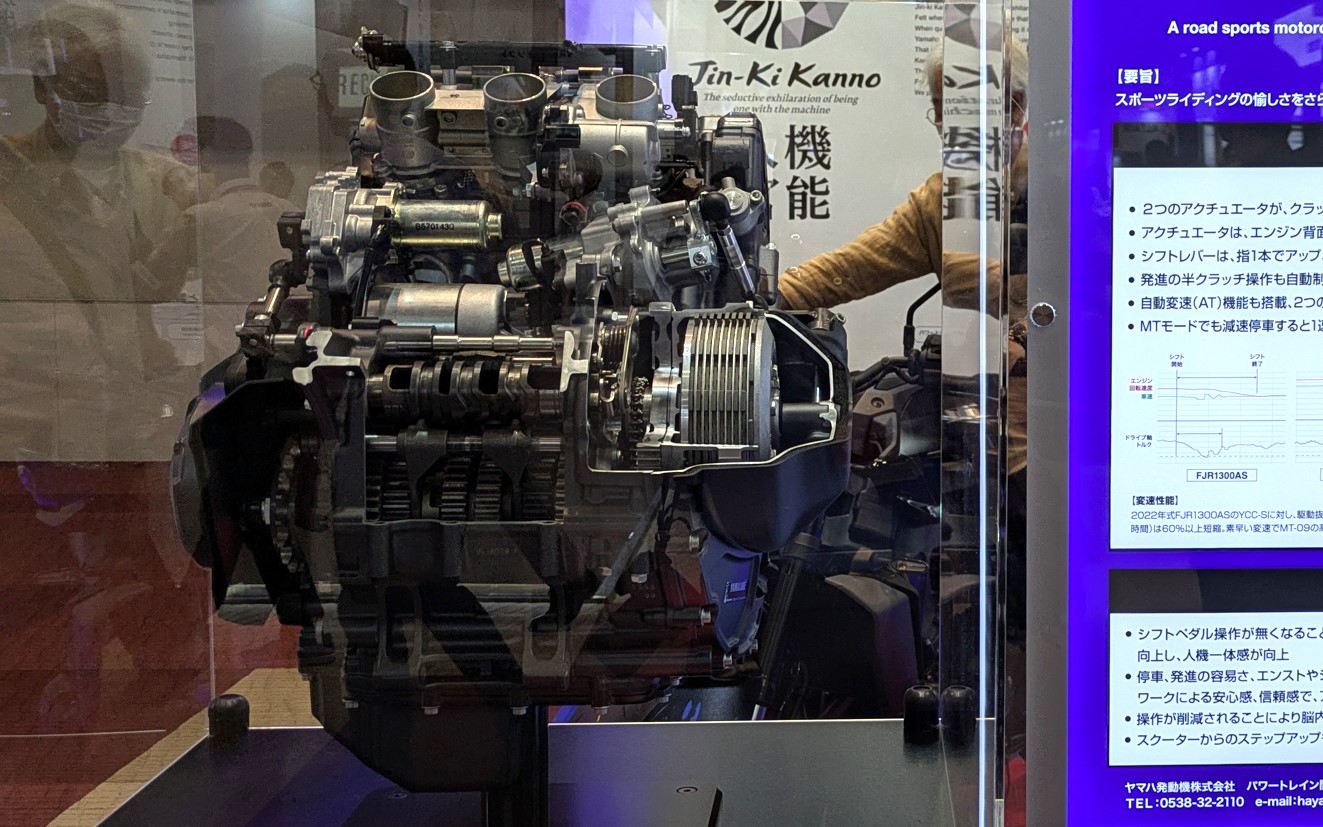 電子制御シフト機構「Y-AMT」は、従来のMT車のギヤチェンジで行なう、左手によるクラッチ操作と、左足によるシフト操作をアクチュエーターが担うことで、ギヤチェンジを自動化したシステム