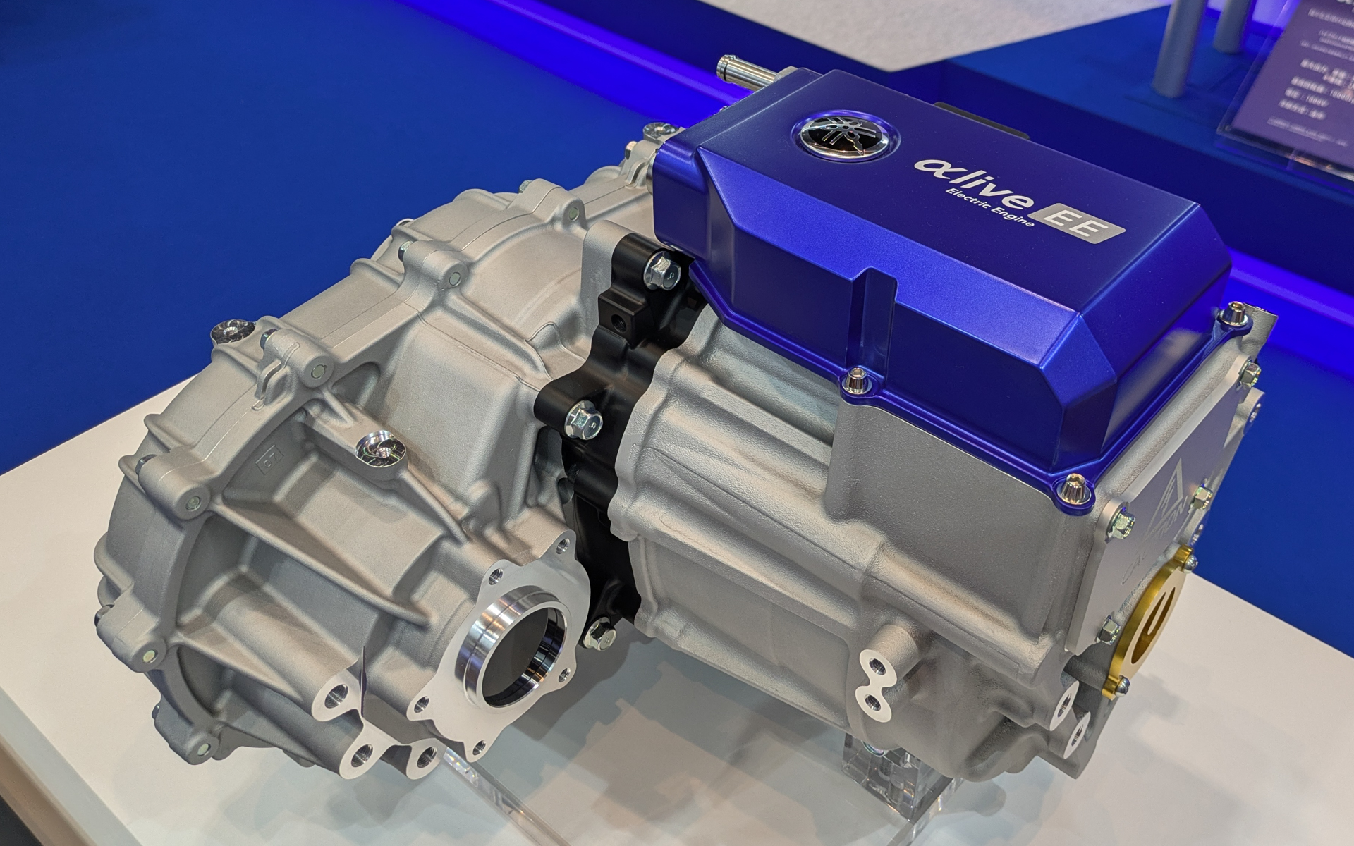 自動車用電動駆動ユニット「e-Axle」は、ハイパーカーに要求される高出力、軽量、コンパクトを実現した3in1構造が特徴。最高出力200kW（272PS）～450kW（611PS）、最高回転数15000rpm、電圧350V～800Vを誇る。レーシングチーム「ABT」のフォーミュラEマシンGEN3 Evoには、最高出力350kW（476PS）の同システムを供給している