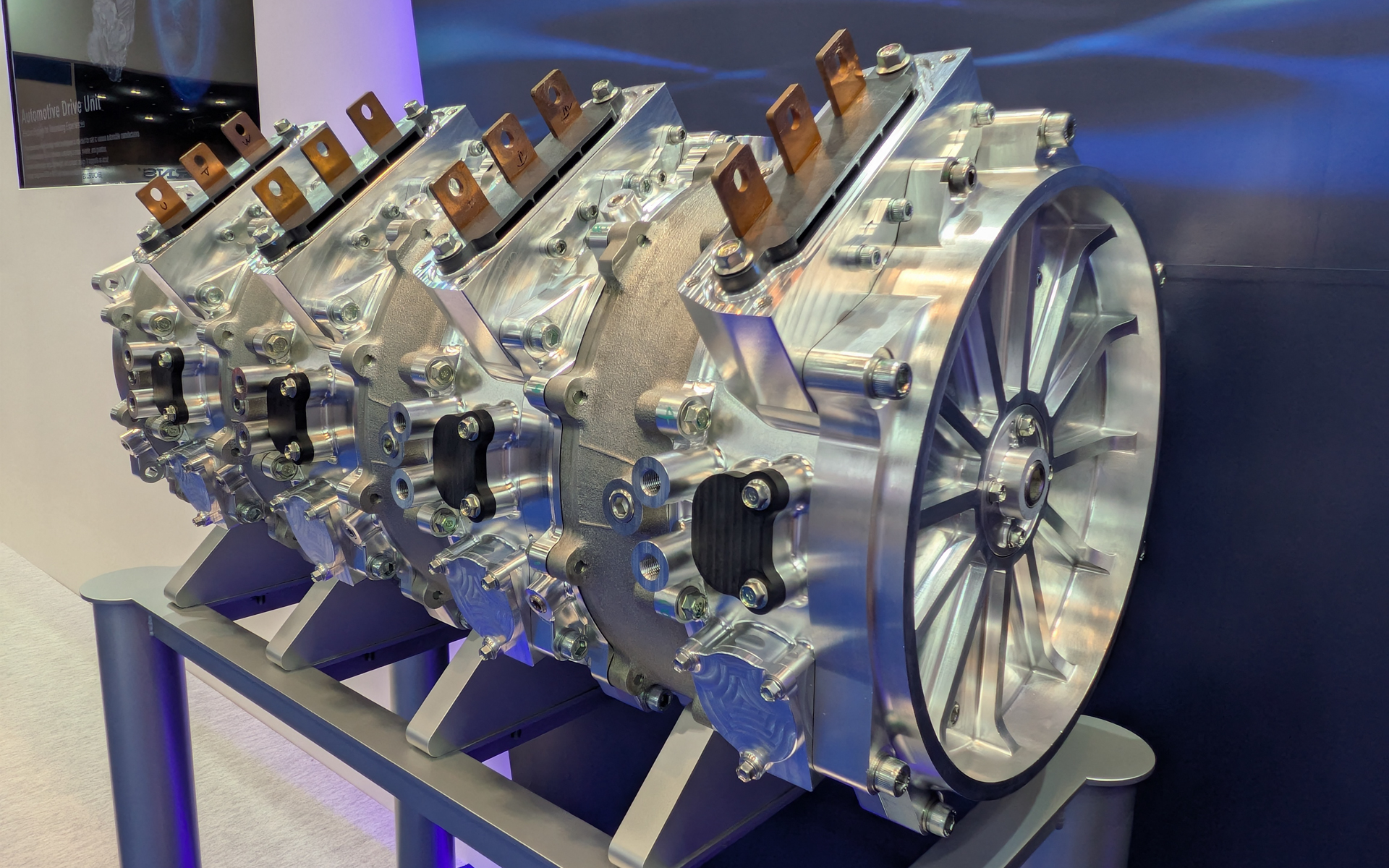 ハイブリッド航空機用4連結電動モーター。その名の通り4つの電動モーターを連結させていて、まるで4ローターエンジンのような見た目が印象的