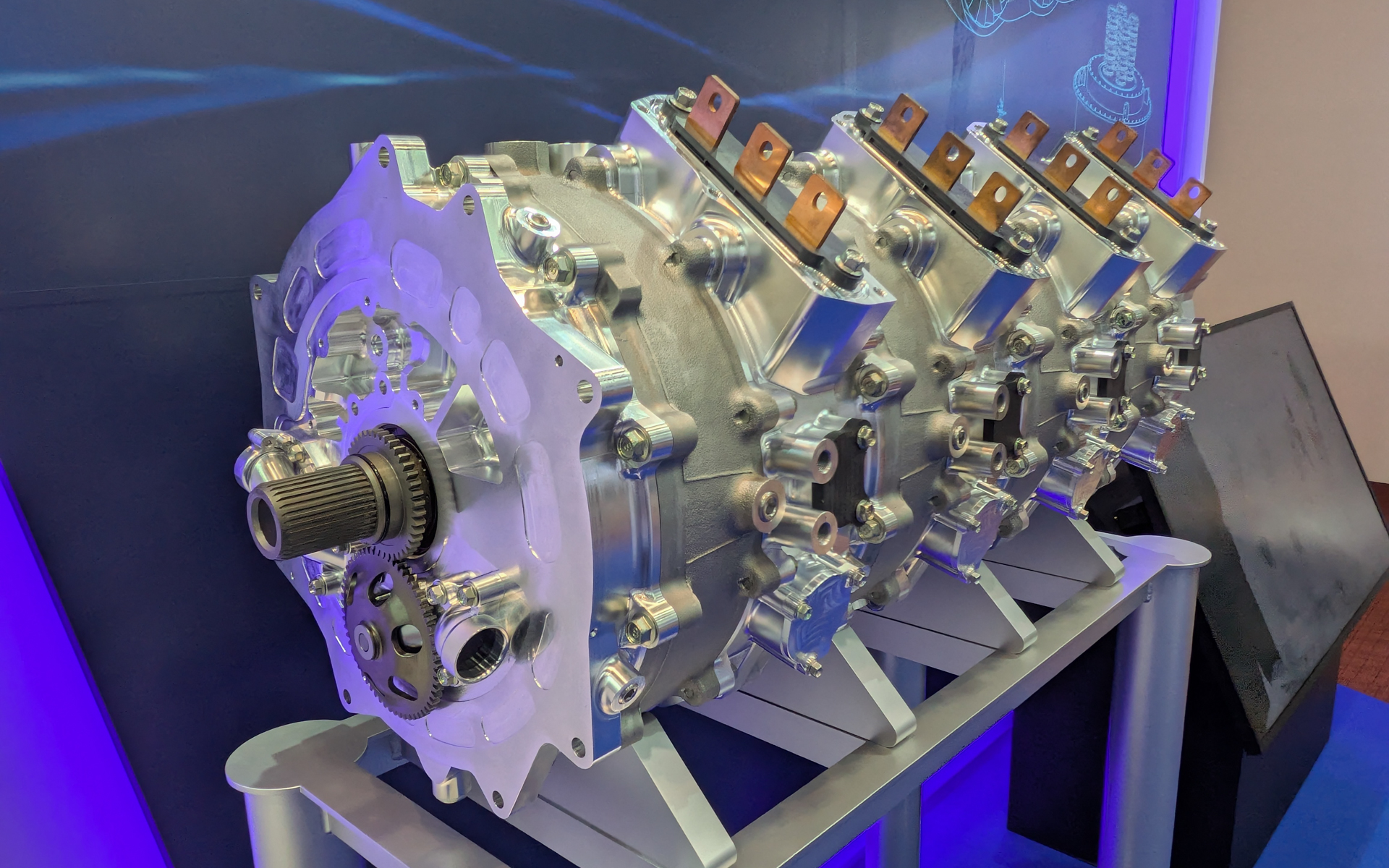 ハイブリッド航空機用4連結電動モーター。その名の通り4つの電動モーターを連結させていて、まるで4ローターエンジンのような見た目が印象的