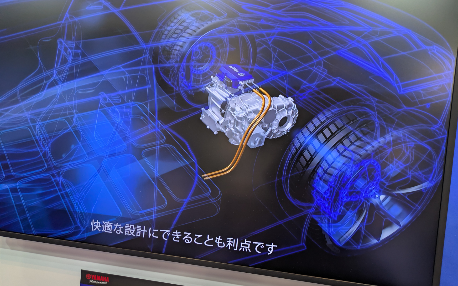 自動車用電動駆動ユニット「e-Axle」は、ハイパーカーに要求される高出力、軽量、コンパクトを実現した3in1構造が特徴。最高出力200kW（272PS）～450kW（611PS）、最高回転数15000rpm、電圧350V～800Vを誇る。レーシングチーム「ABT」のフォーミュラEマシンGEN3 Evoには、最高出力350kW（476PS）の同システムを供給している