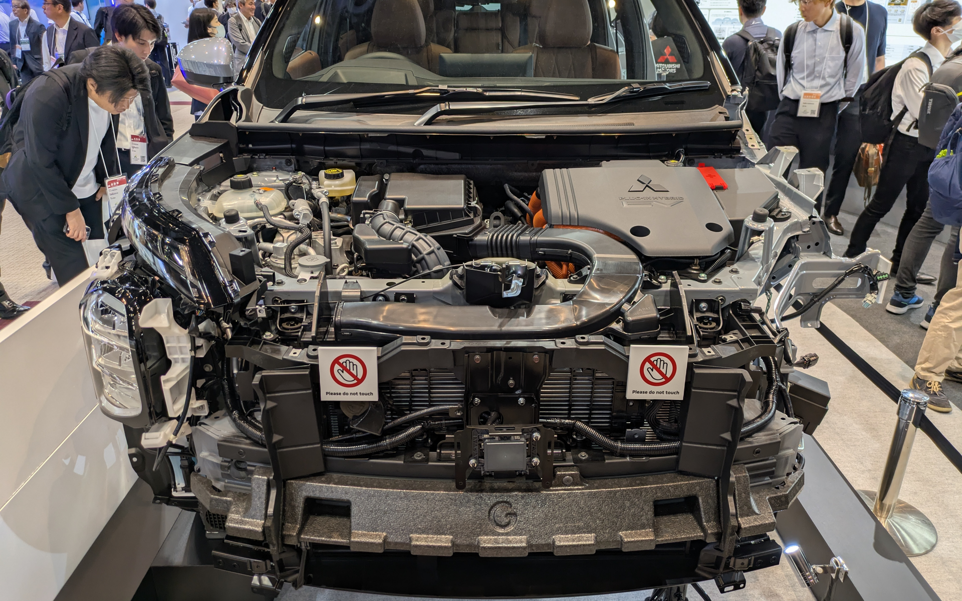 ボンネットやバンパー、フェンダー、ヘッドライトが外された状態のアウトランダーPHEV