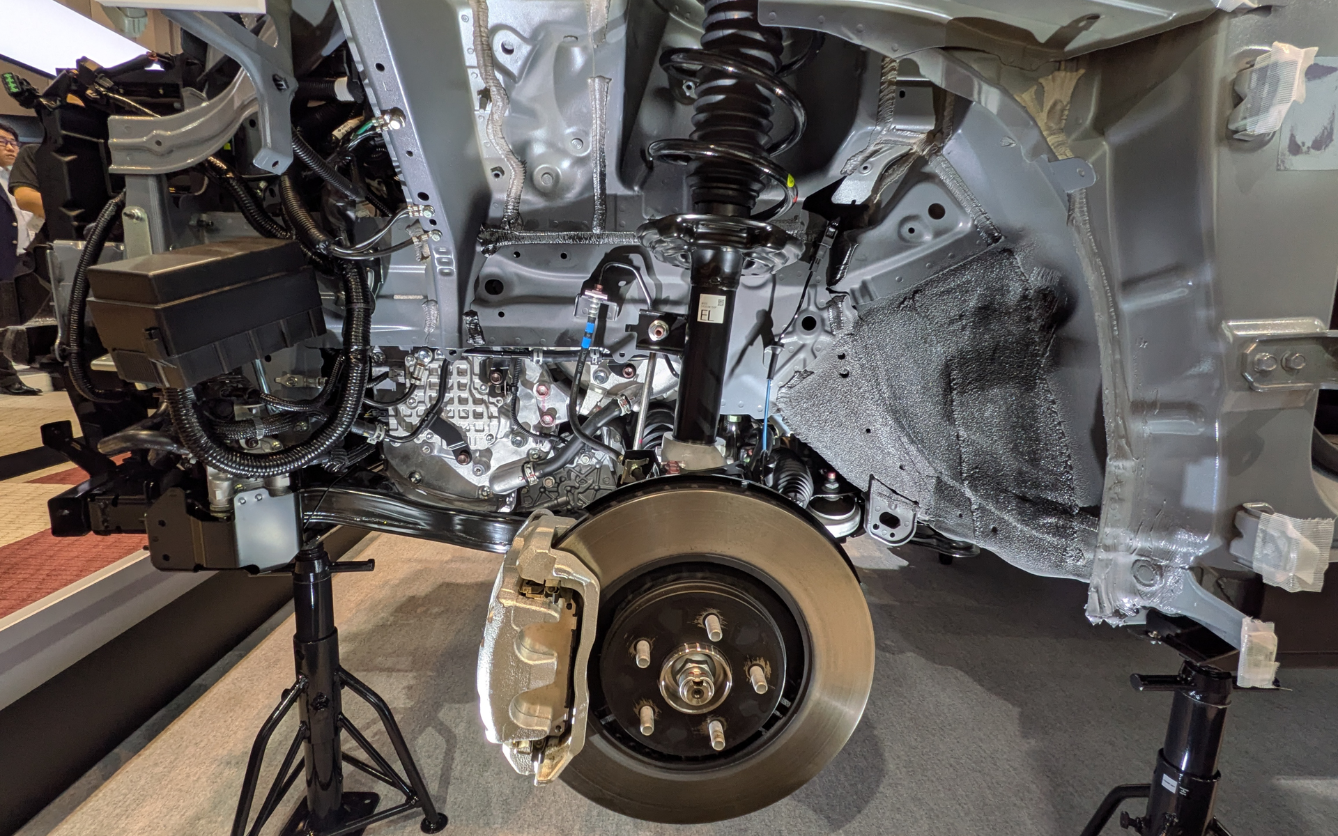 前輪とフロントバンパー、フェンダーがないおかげで、エンジンの下にあるユニットもしっかりと確認できる