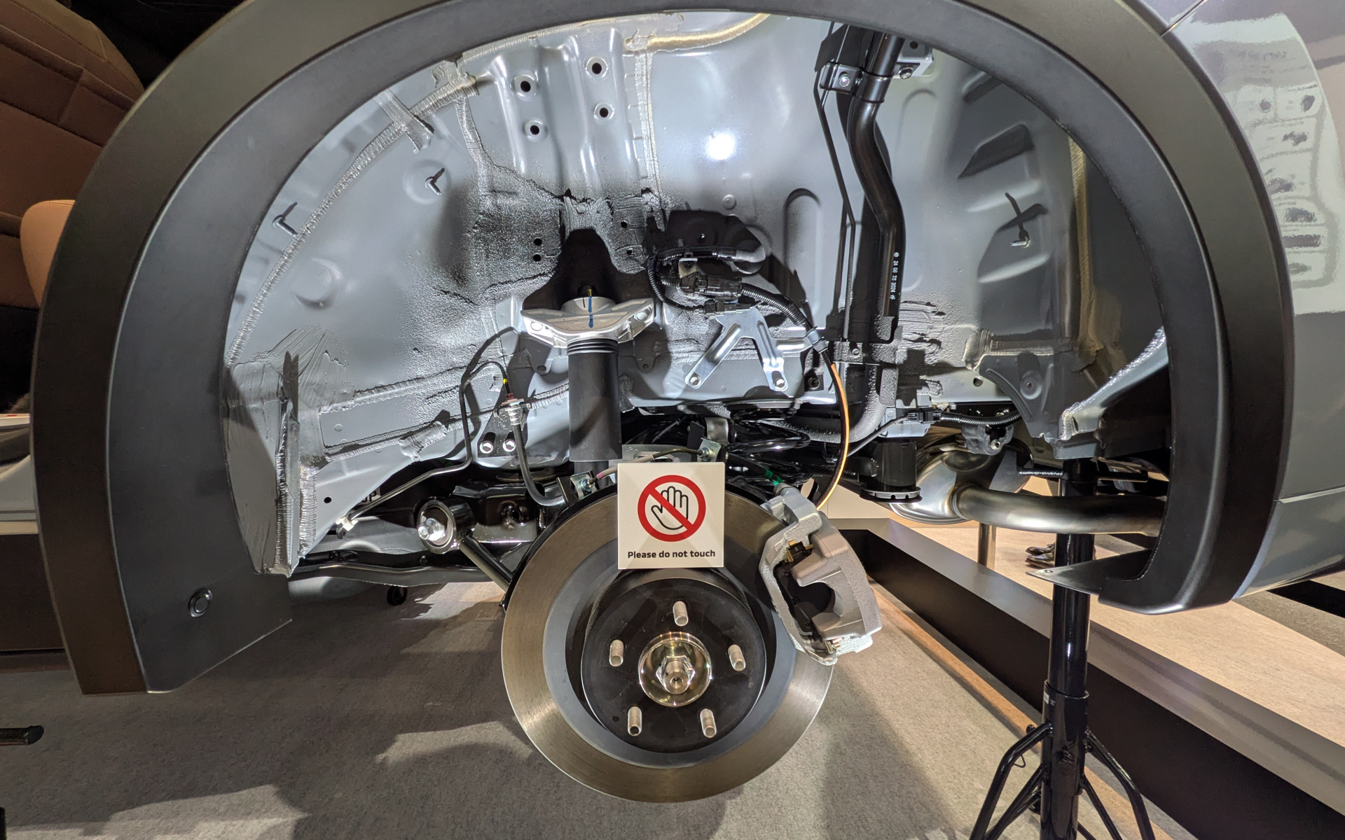 後はジャッキアップしてタイヤを外せばオーナーでも見られる範囲となるが、ほぼ走行していないきれいな状態を見るのは稀な機会