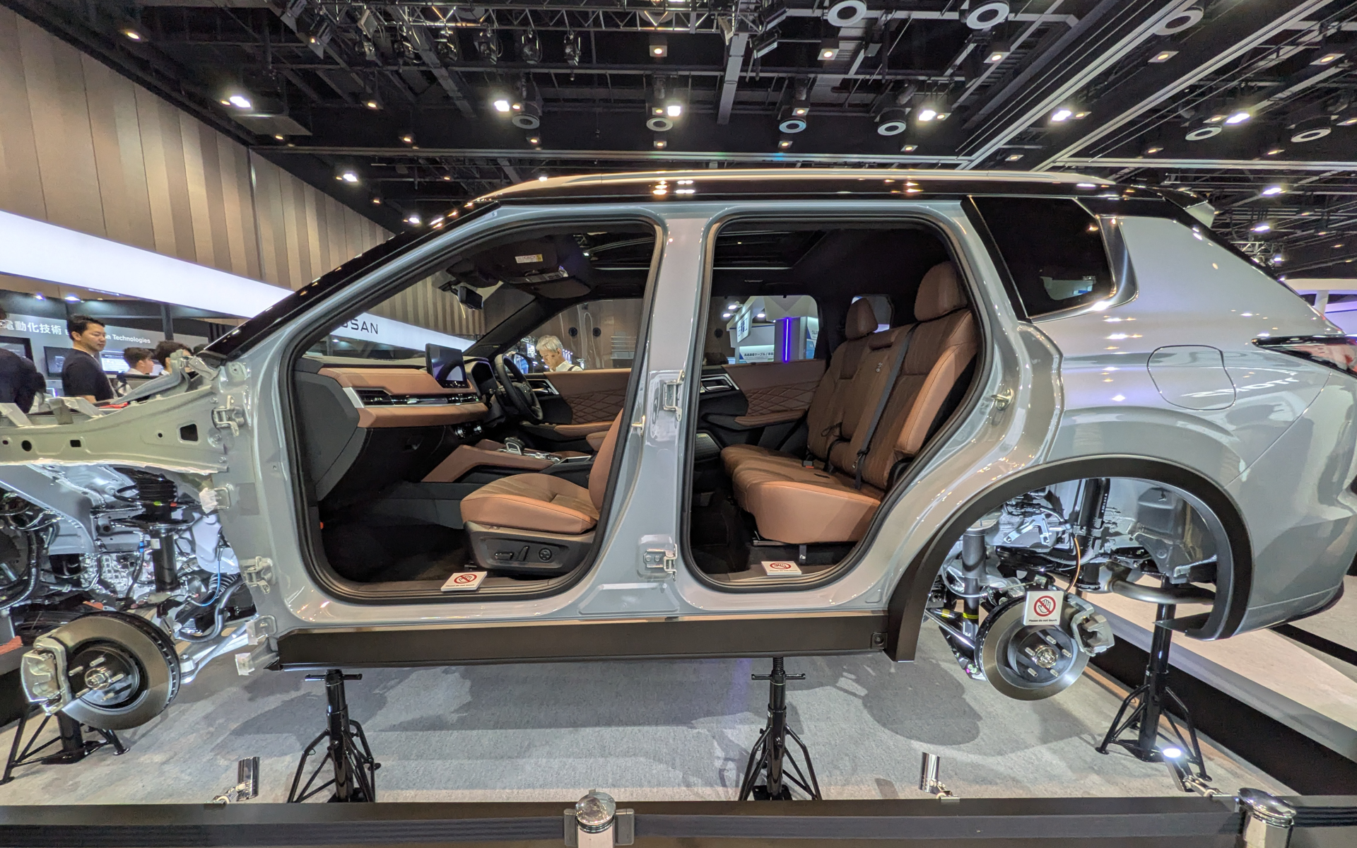 前後ドアを外すとなると、もはや板金修理が不可能で、交換を余儀なくされた場合くらいだろう。ドアがないことで開口部の形状や足下のスペースなどをじっくりと観察できる