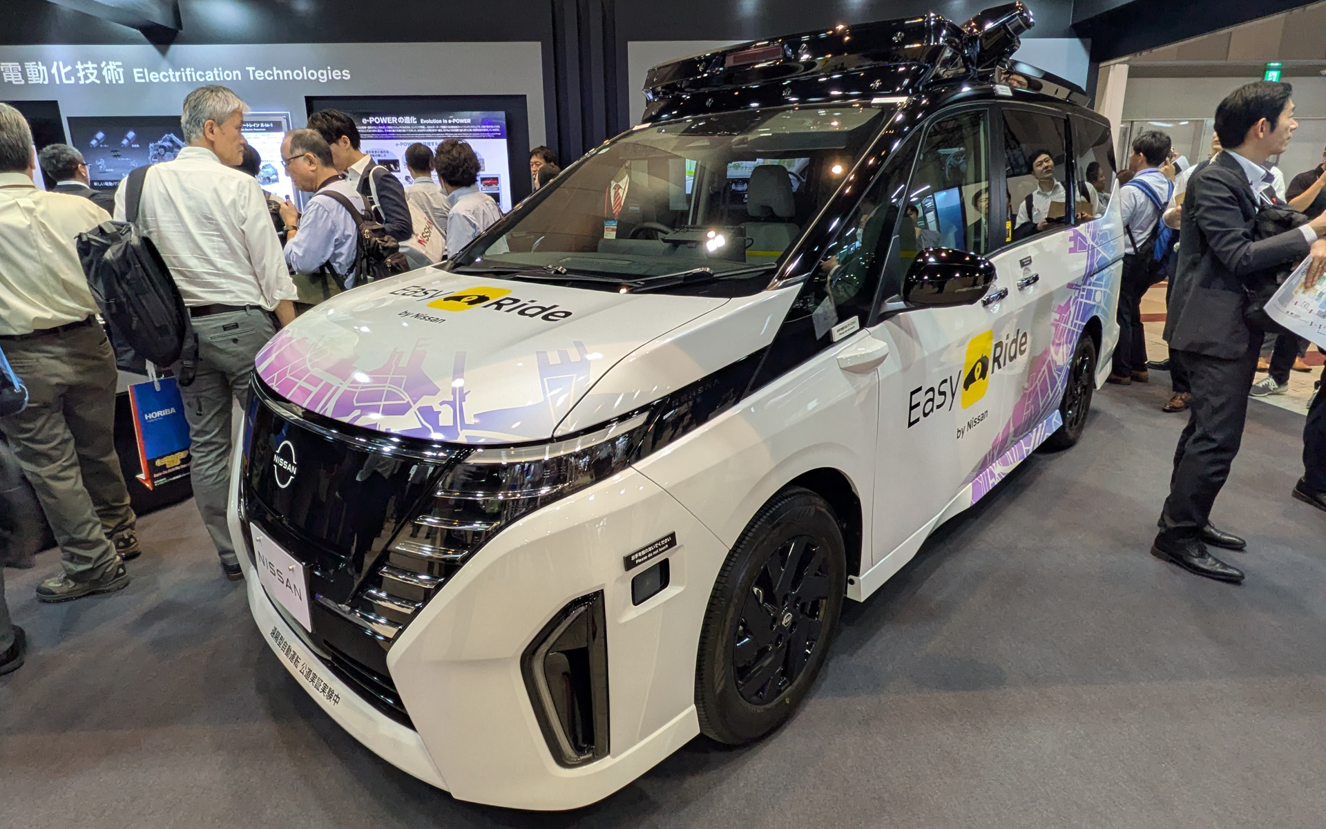 自動運転実験車両のセレナ