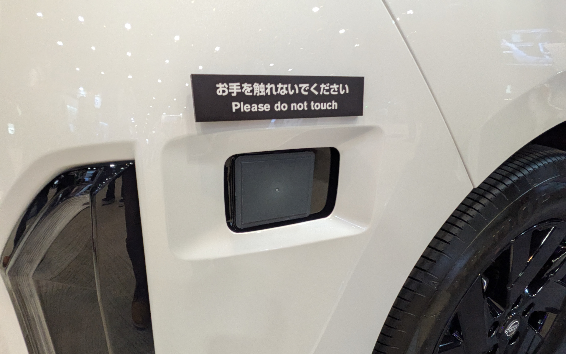 ボディの前後左右だけでなく、天井にもたくさんのカメラやレーダー、LiDARを搭載している