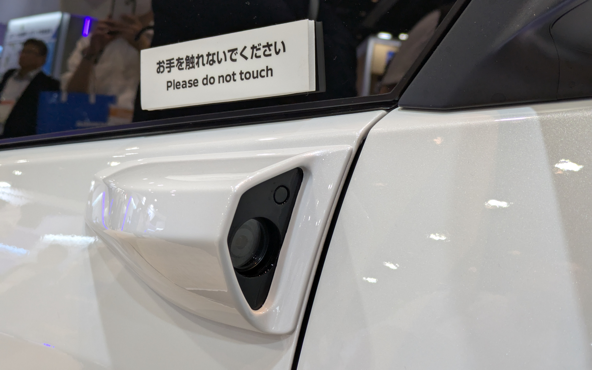 ボディの前後左右だけでなく、天井にもたくさんのカメラやレーダー、LiDARを搭載している