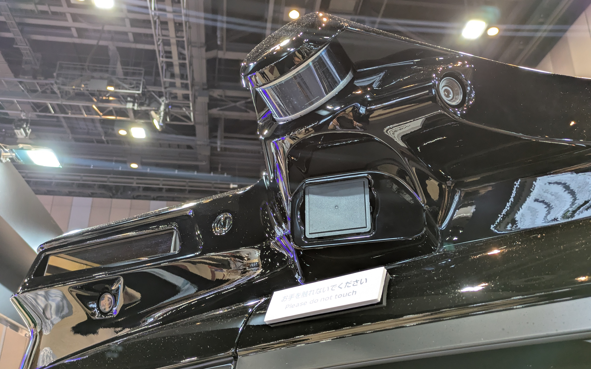 ボディの前後左右だけでなく、天井にもたくさんのカメラやレーダー、LiDARを搭載している