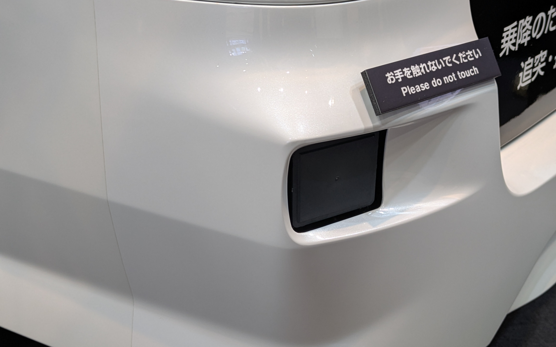 ボディの前後左右だけでなく、天井にもたくさんのカメラやレーダー、LiDARを搭載している