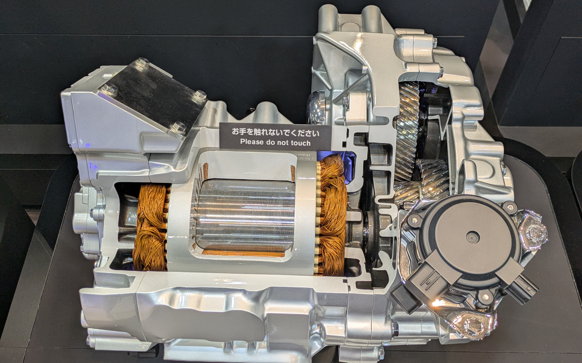 初代リーフの電動パワートレーン（EM61）