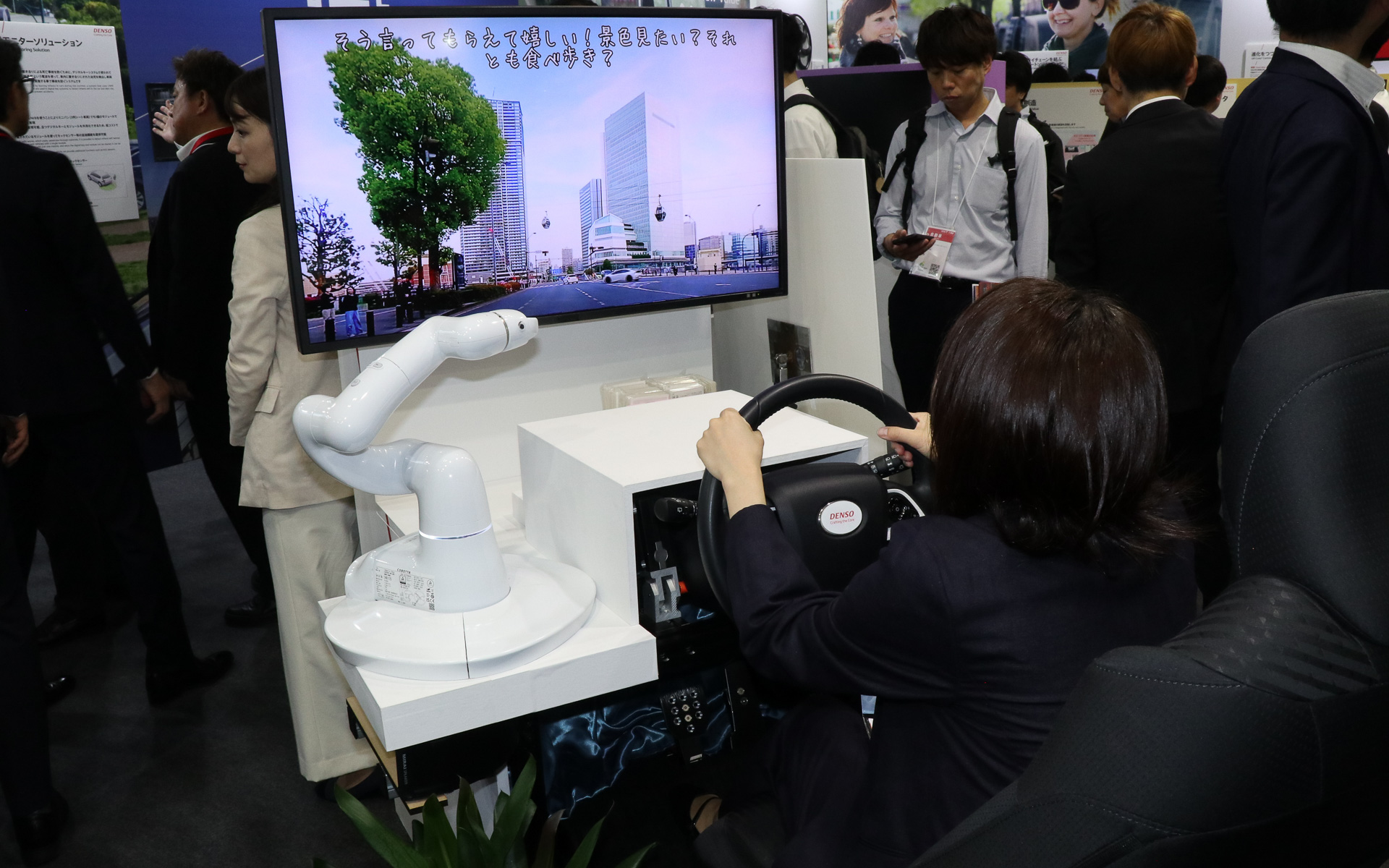 デンソーブースで初公開されたドライブエージェント「クルマのJullie」