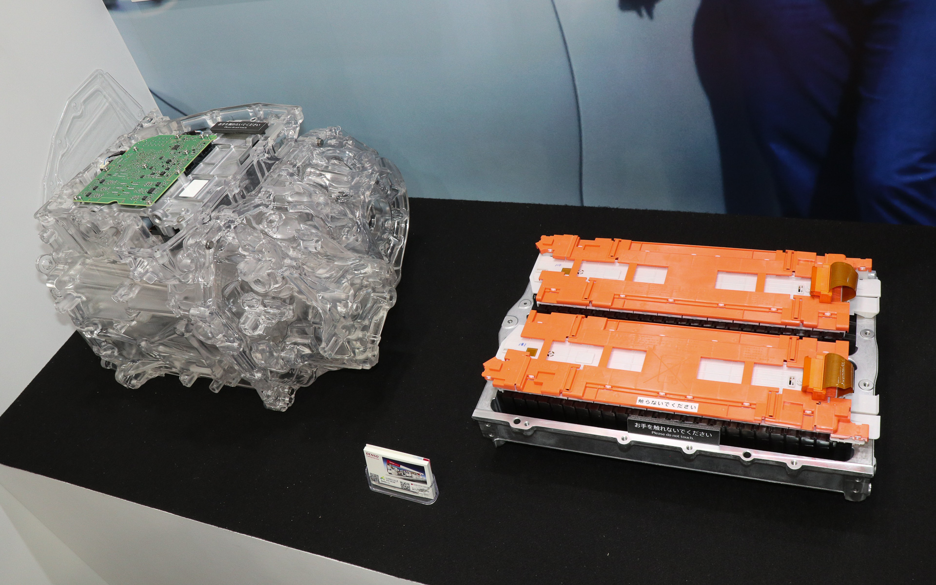 「eAxle内蔵インバーター」は、スズキ、東芝と3社で立ち上げたインド合弁会社で生産する自動車用リチウムイオン電池パックと並べて展示された