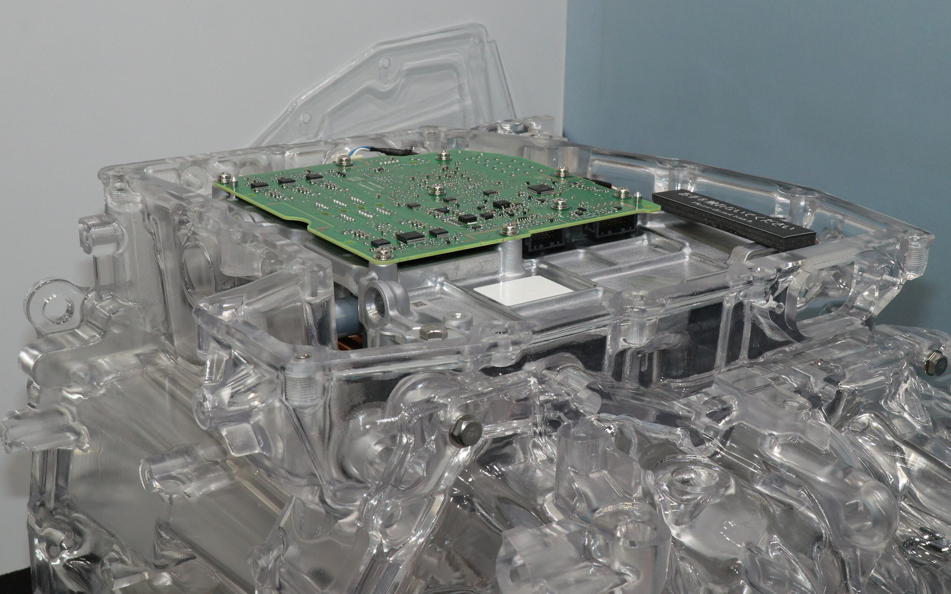 バッテリの電気を直流から交流に変換するインバーターを、eAxle上部に設置されるトランスアクスルに内蔵