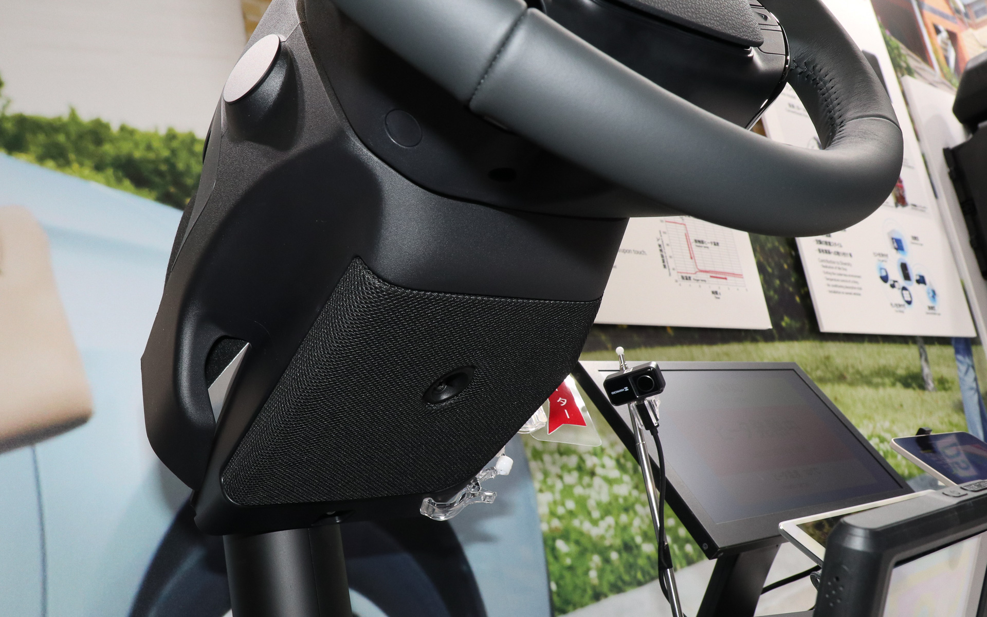 ステアリングコラムの下にあるメッシュ状の部分が赤外線ヒーターで発熱。100℃という数字を見ながら恐る恐る触ってみたが、さまざまな工夫で火傷するような危険を防止していることが分かった