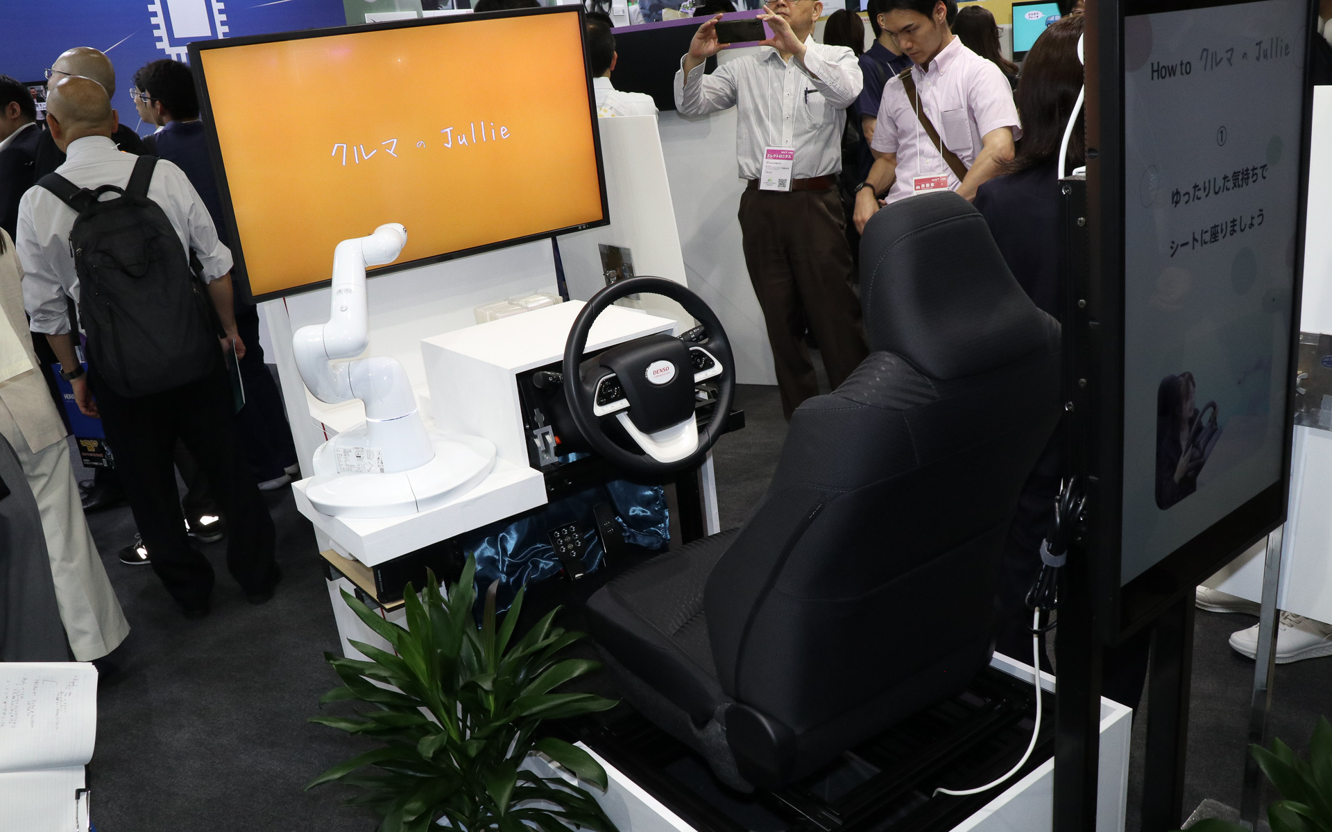 多くの人が足を止めて見学していたドライブエージェント「クルマのJullie」体験デモ