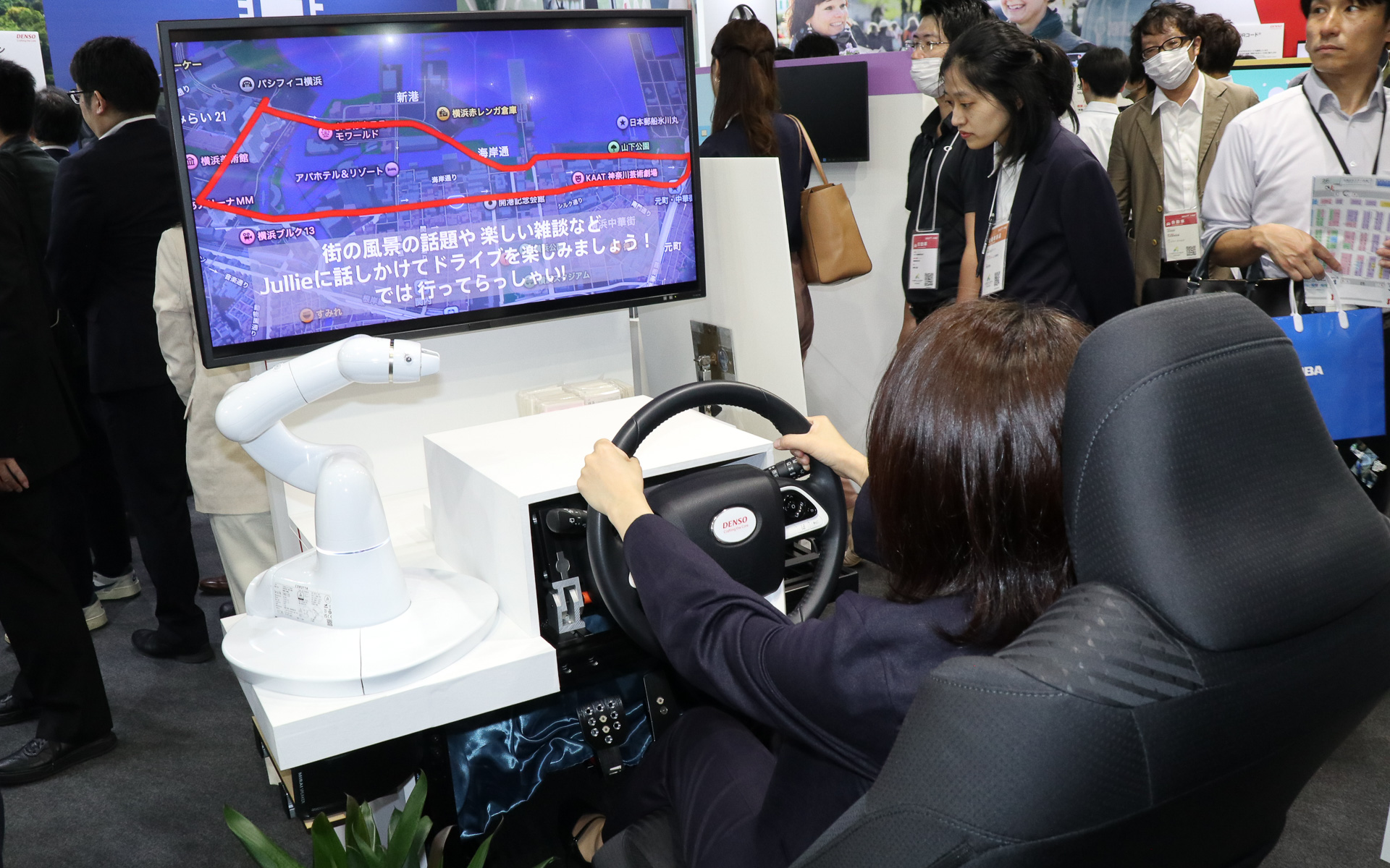 クルマのJullieはドライブ中に好きな食べ物やこれまでの経験などを質問してドライバーのパーソナル情報を学習。また、車窓から見える景色などの話題をについて感想を語り合い、ドライバーが退屈したり眠気に襲われたりしないよう努める