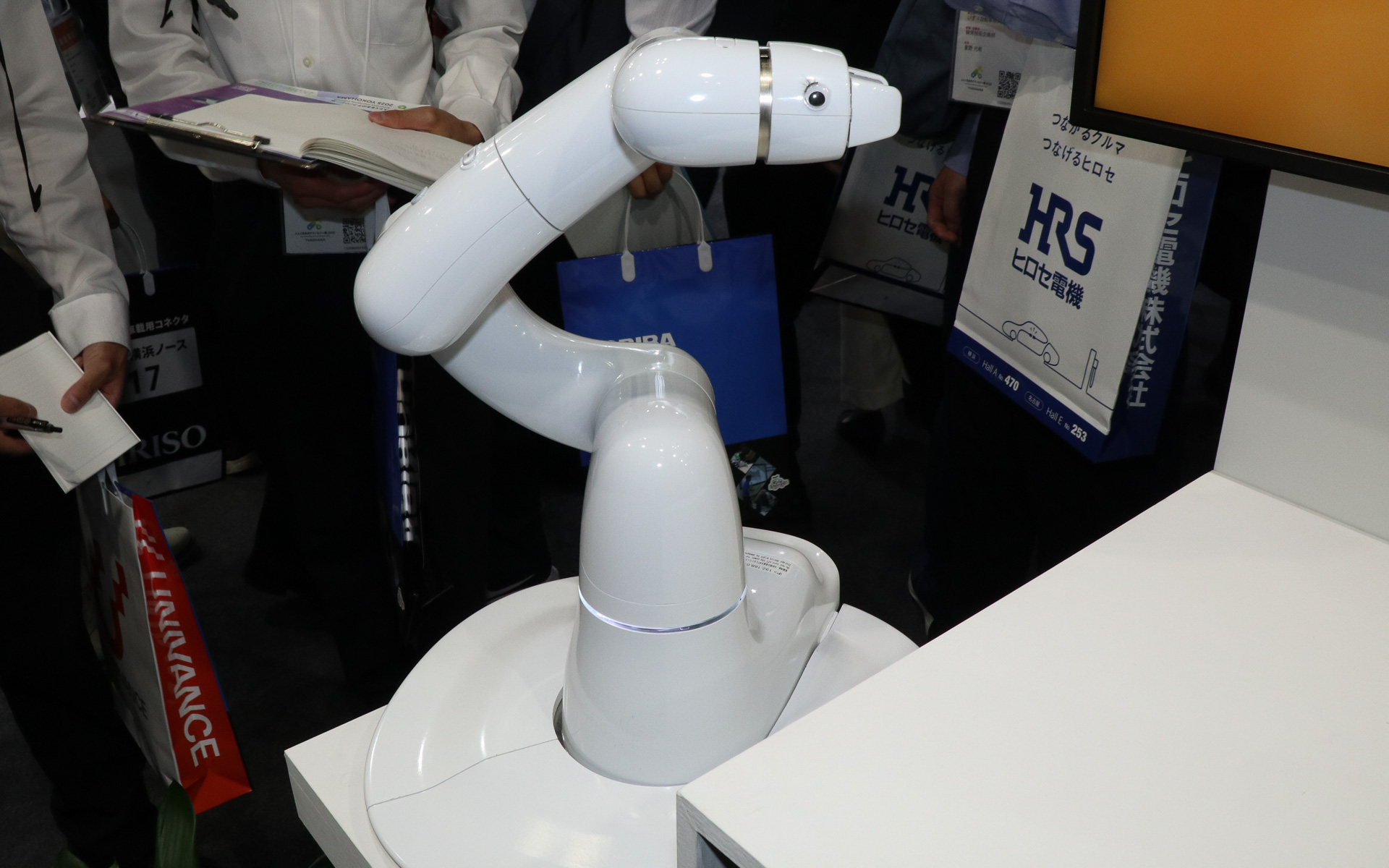 名前に合わせて長いまつげのぱっちりおめめが与えられたJullie。こうしたちょっとした演出が重要だと説明された