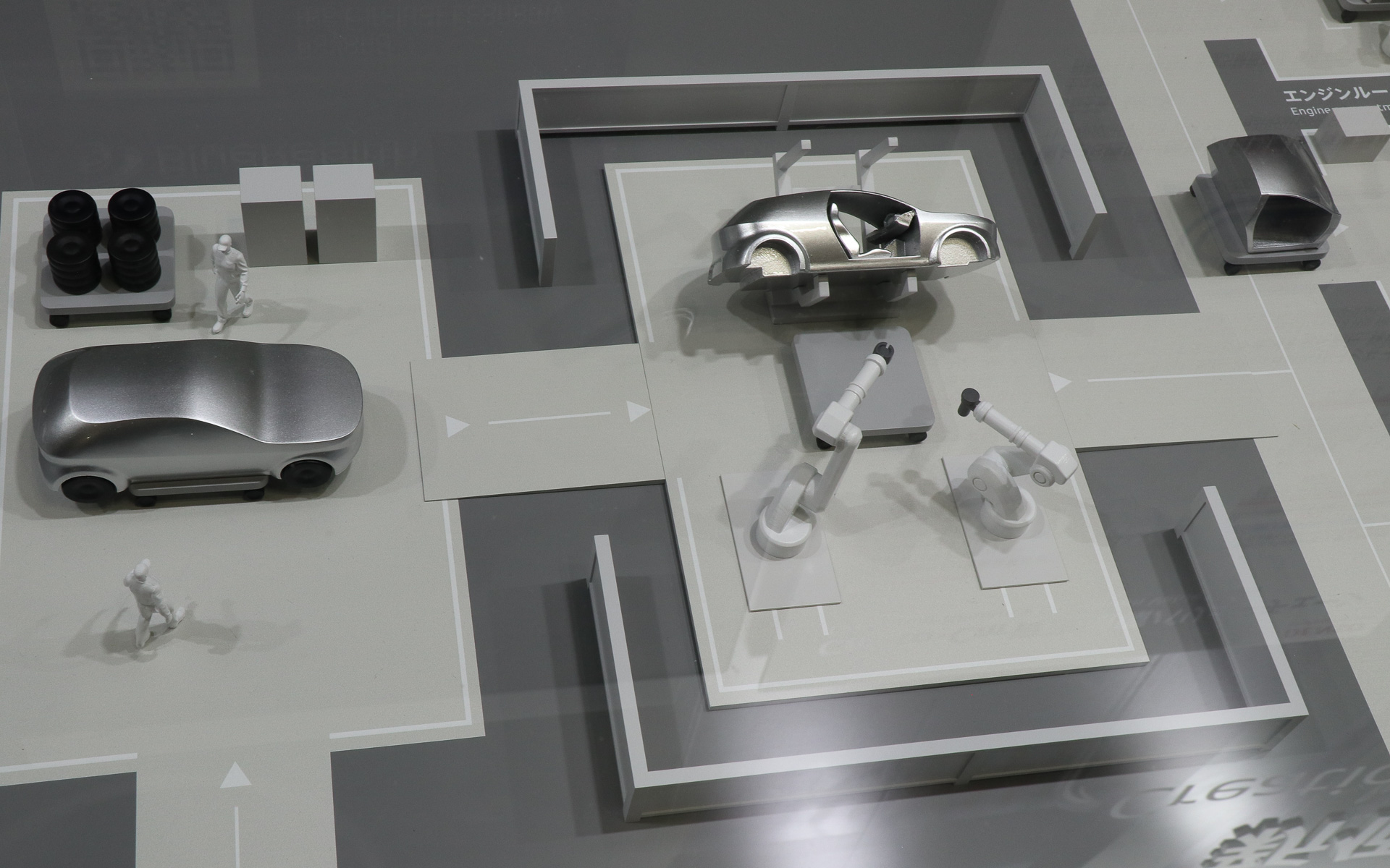 「使用済み自動車の精緻解体ロボット技術」で部位ごとに細かく分別しながら使用済み自動車を解体していく