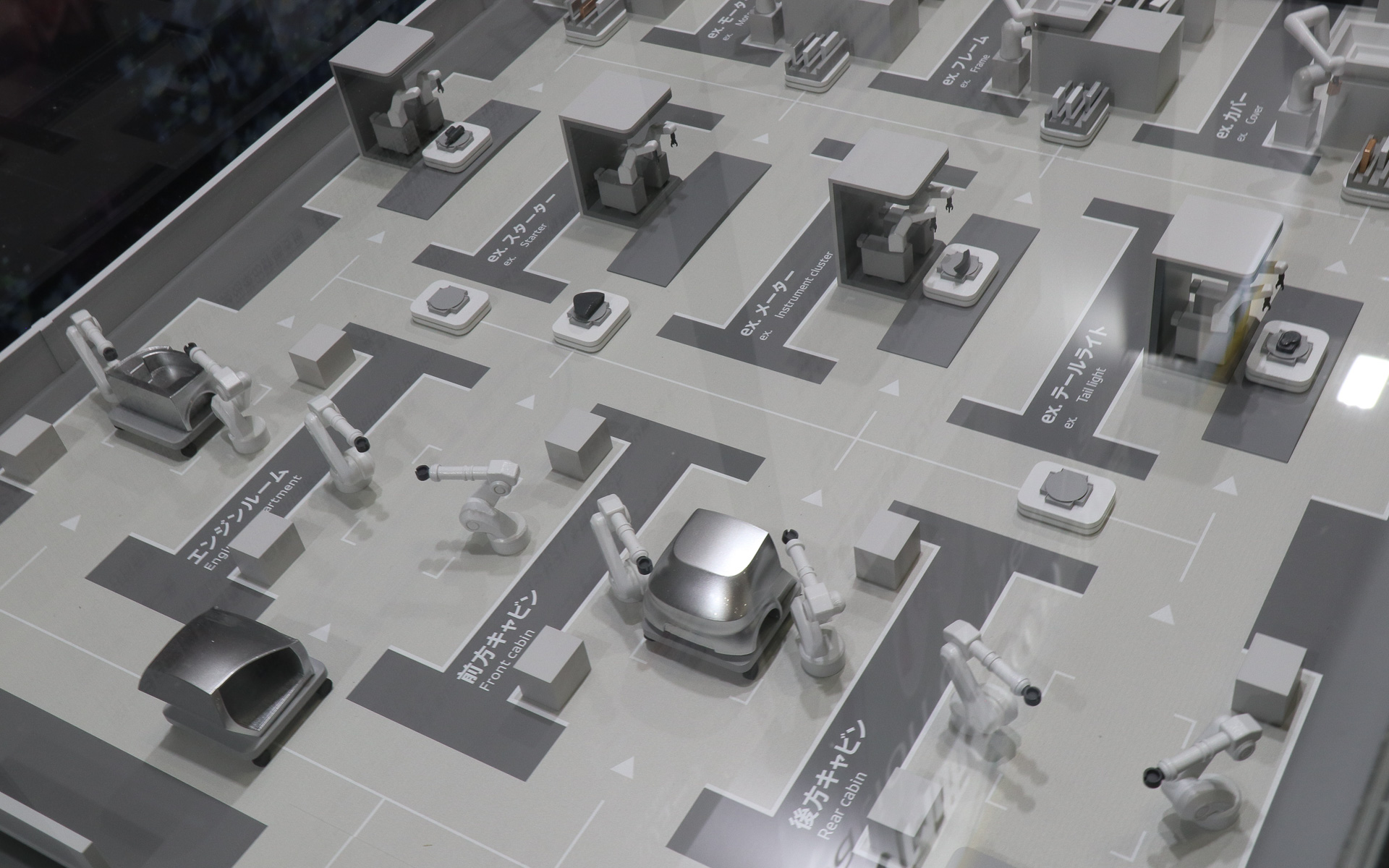 「使用済み自動車の精緻解体ロボット技術」で部位ごとに細かく分別しながら使用済み自動車を解体していく